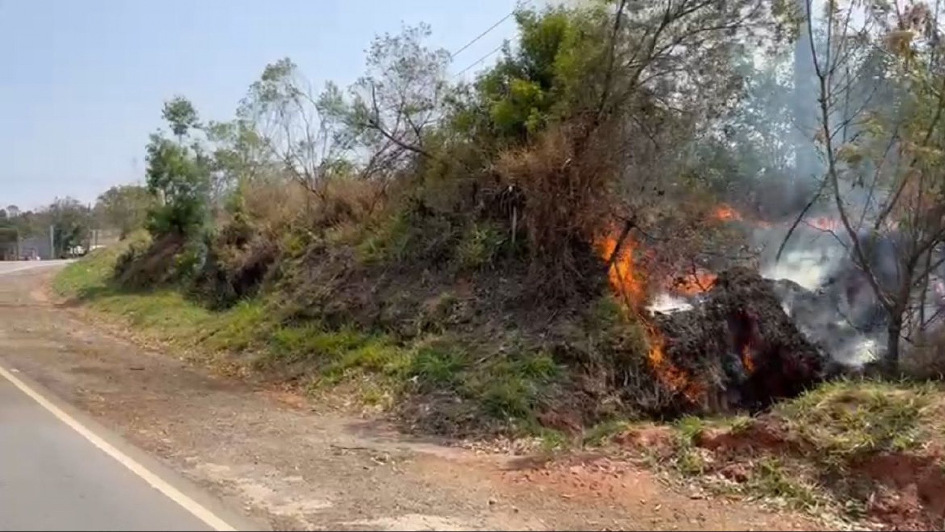 O fogo se espalhou rapidamente pelo local