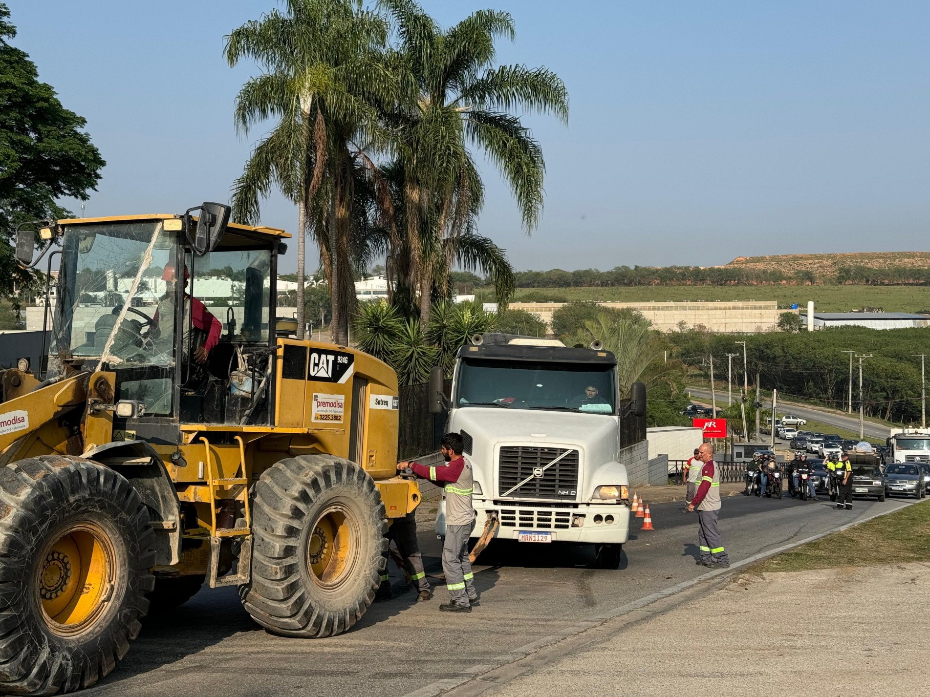 O trator removeu a carreta da pista