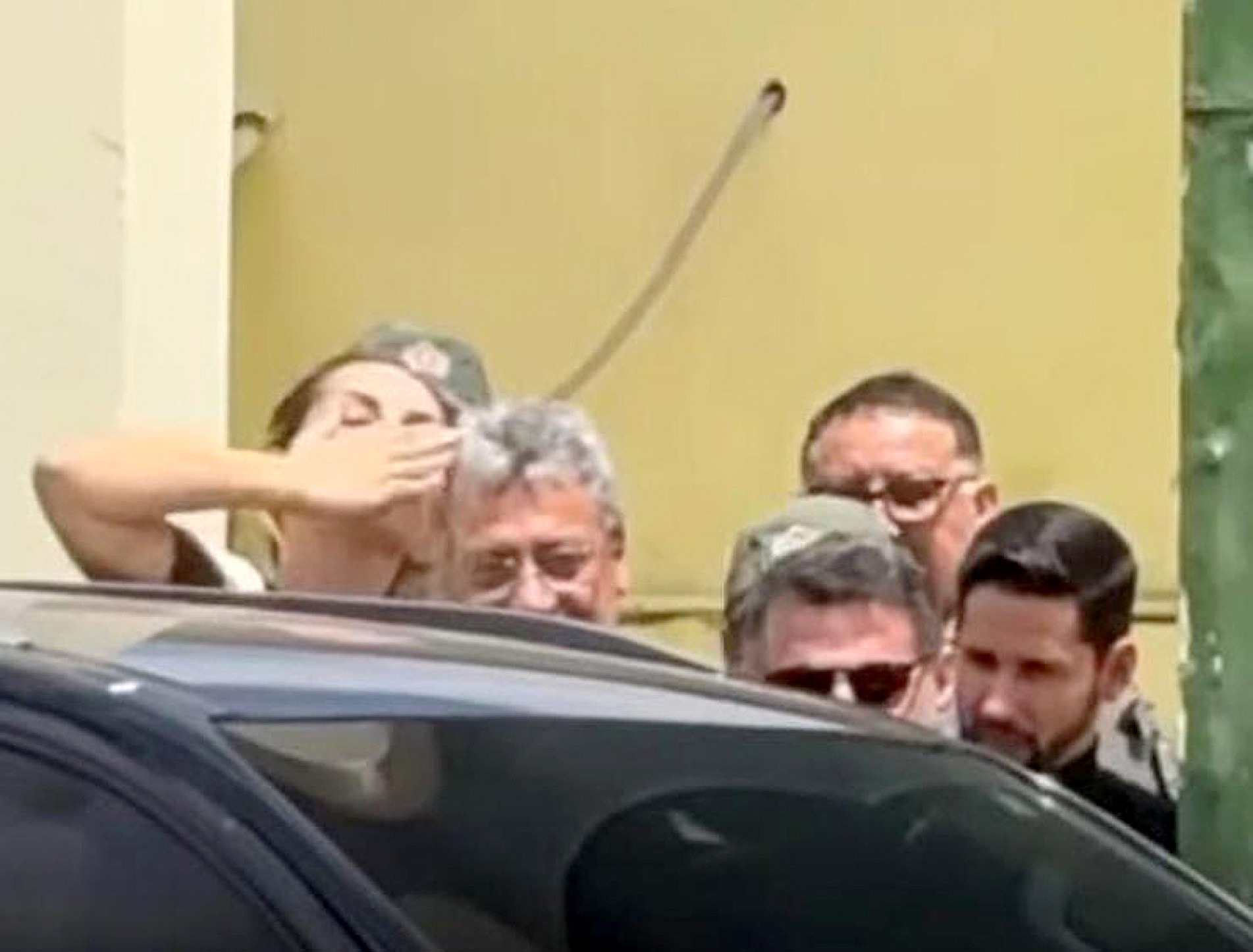 Deolane Bezerra acenou aos fãs que esperaram para vê-la na saída da prisão