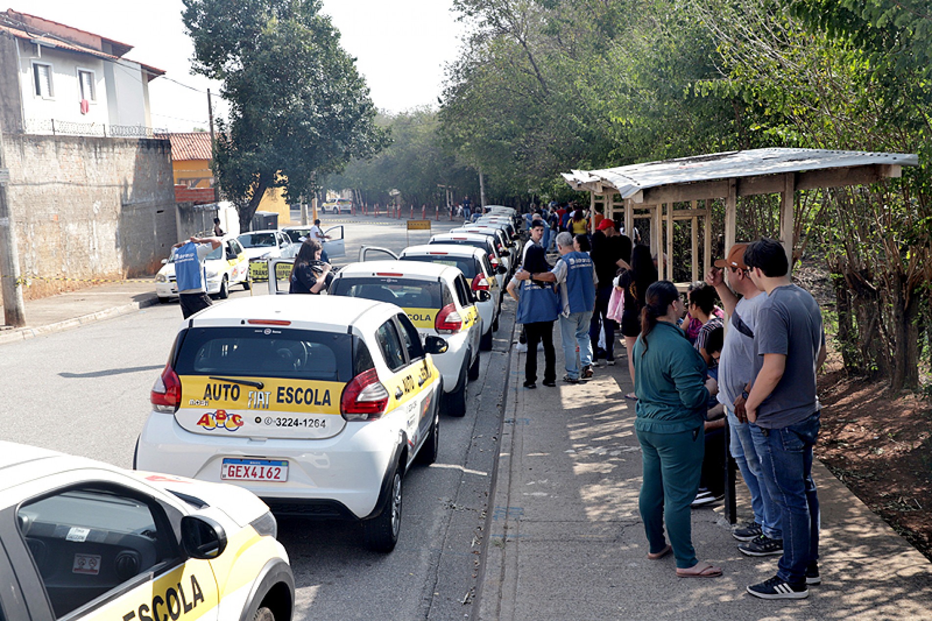 Rua Fernando Antônio Guerner Camargo é interditada sempre quando há exames de volante e fica bem movimentada