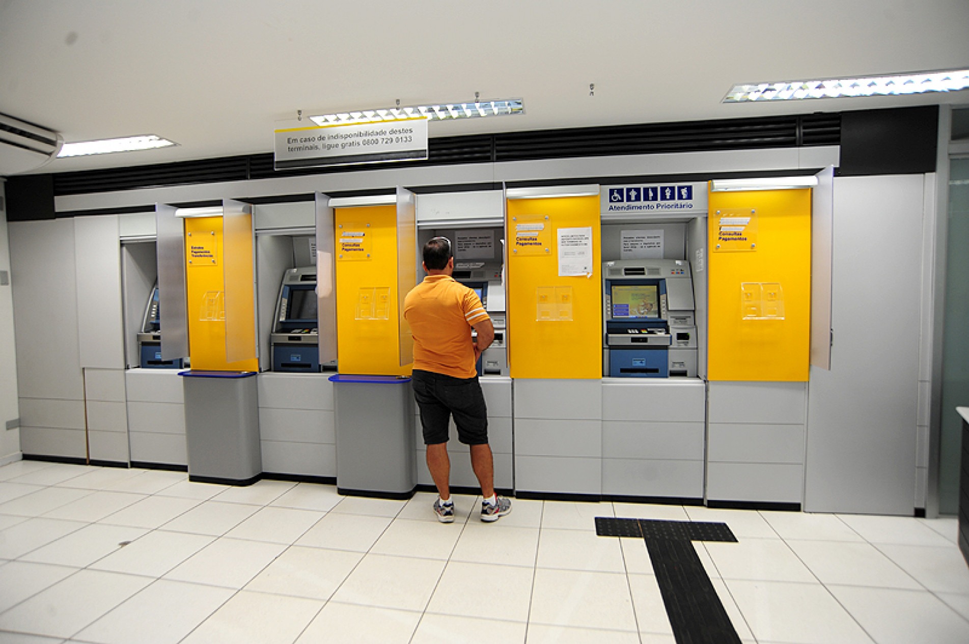 Maioria das transações é feita pelo internet banking e pelos caixas eletrônicos (foto). Caixas convencionais se tornaram raros