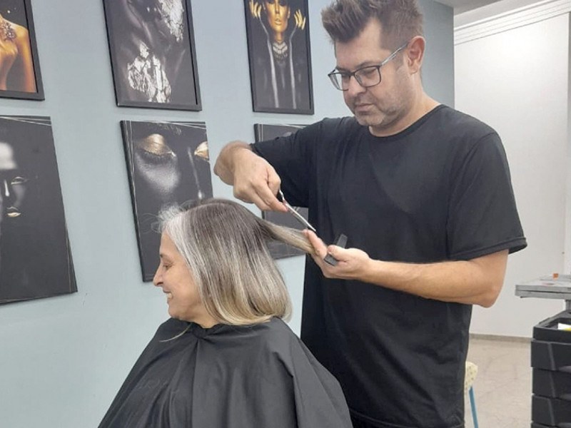 Junior Cofani calcula que, em agosto, o salão teve alta de 10% no número de atendimentos