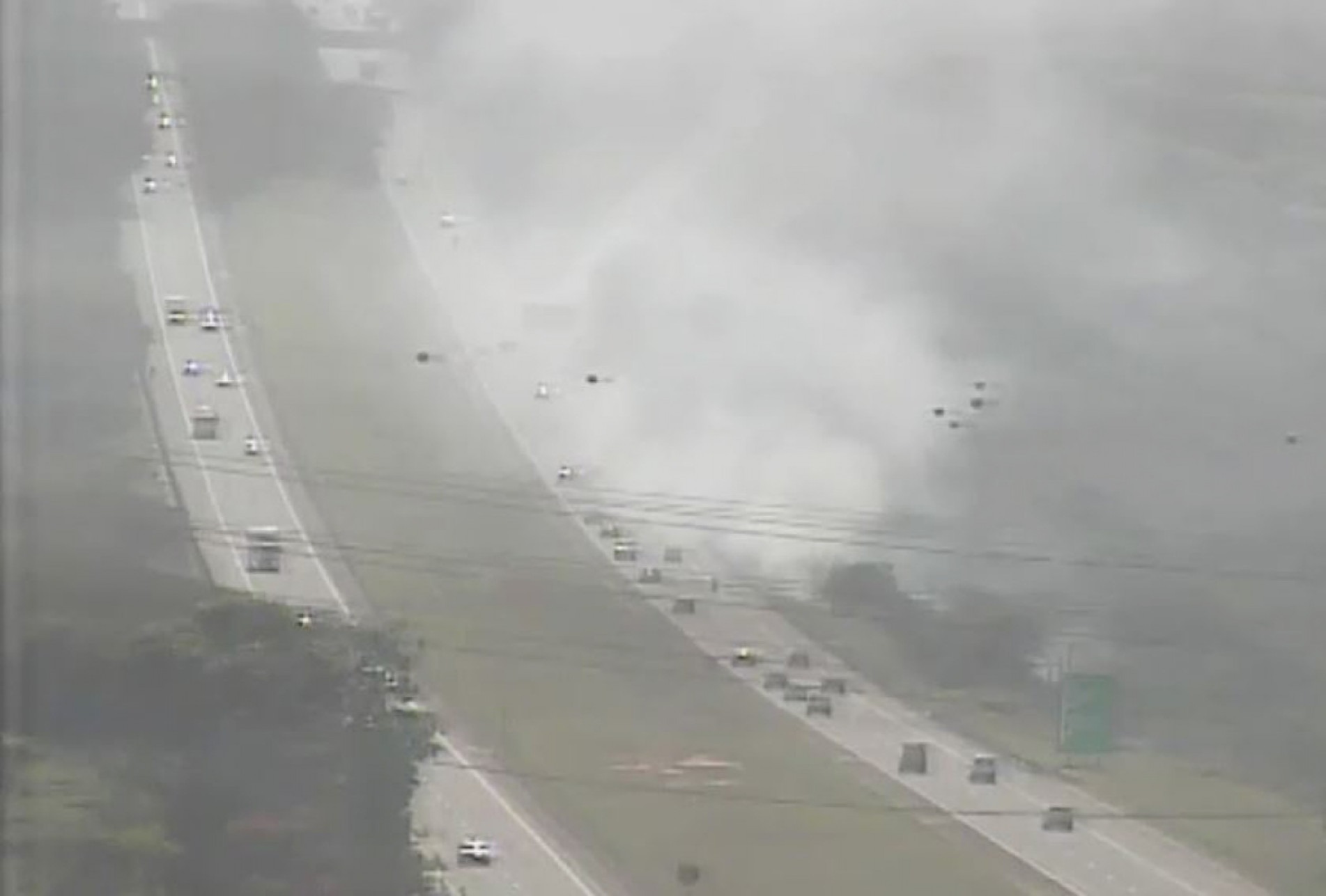 Fumaça dos incêndios na vegetação das margens invade as pistas, prejudica a visibilidade e pode causar acidentes

