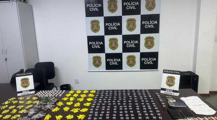 A Polícia Civil apreendeu mais de mil porções de drogas, entre cocaína, crack e maconha 