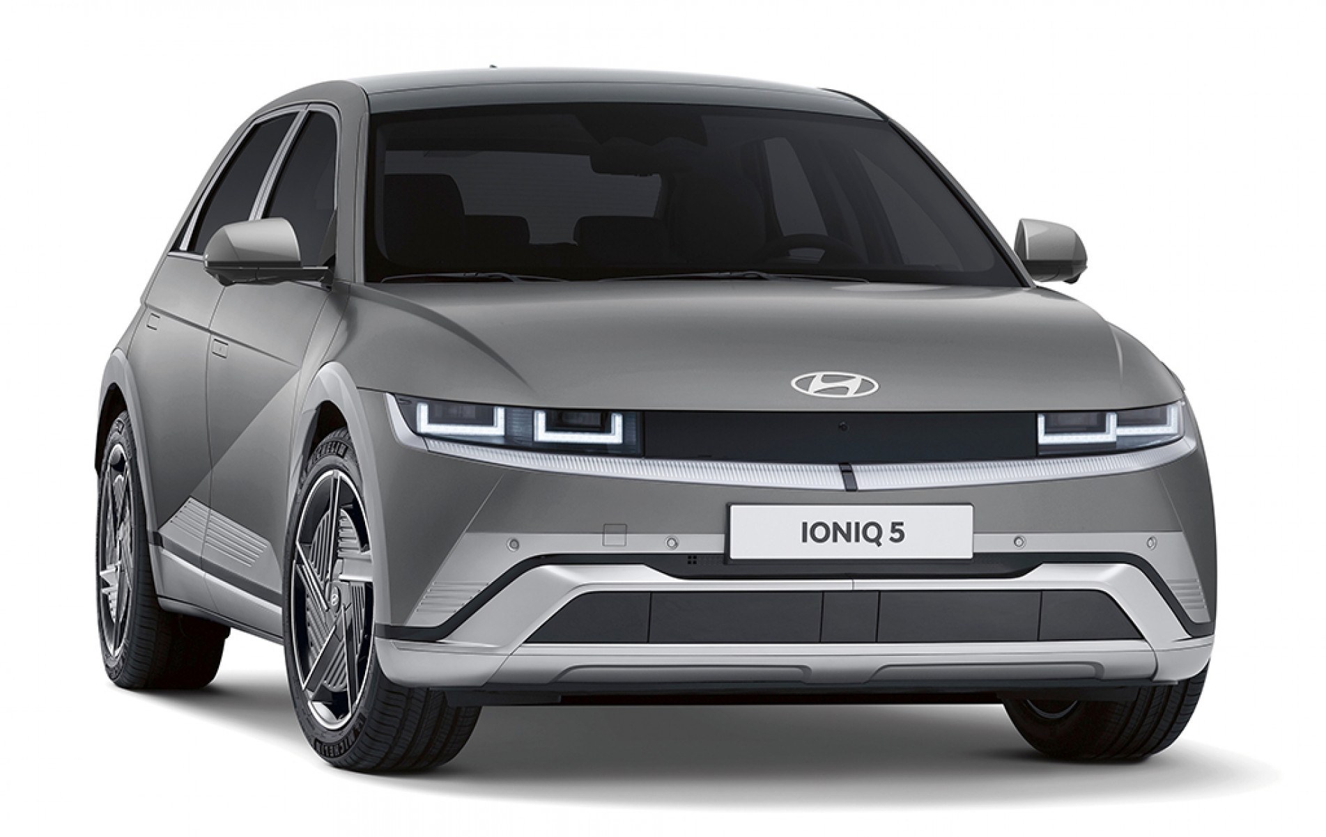 A versão que começa a ser vendida no Brasil é a Signature, com preço inicial sugerido de R$ 394.990,00
