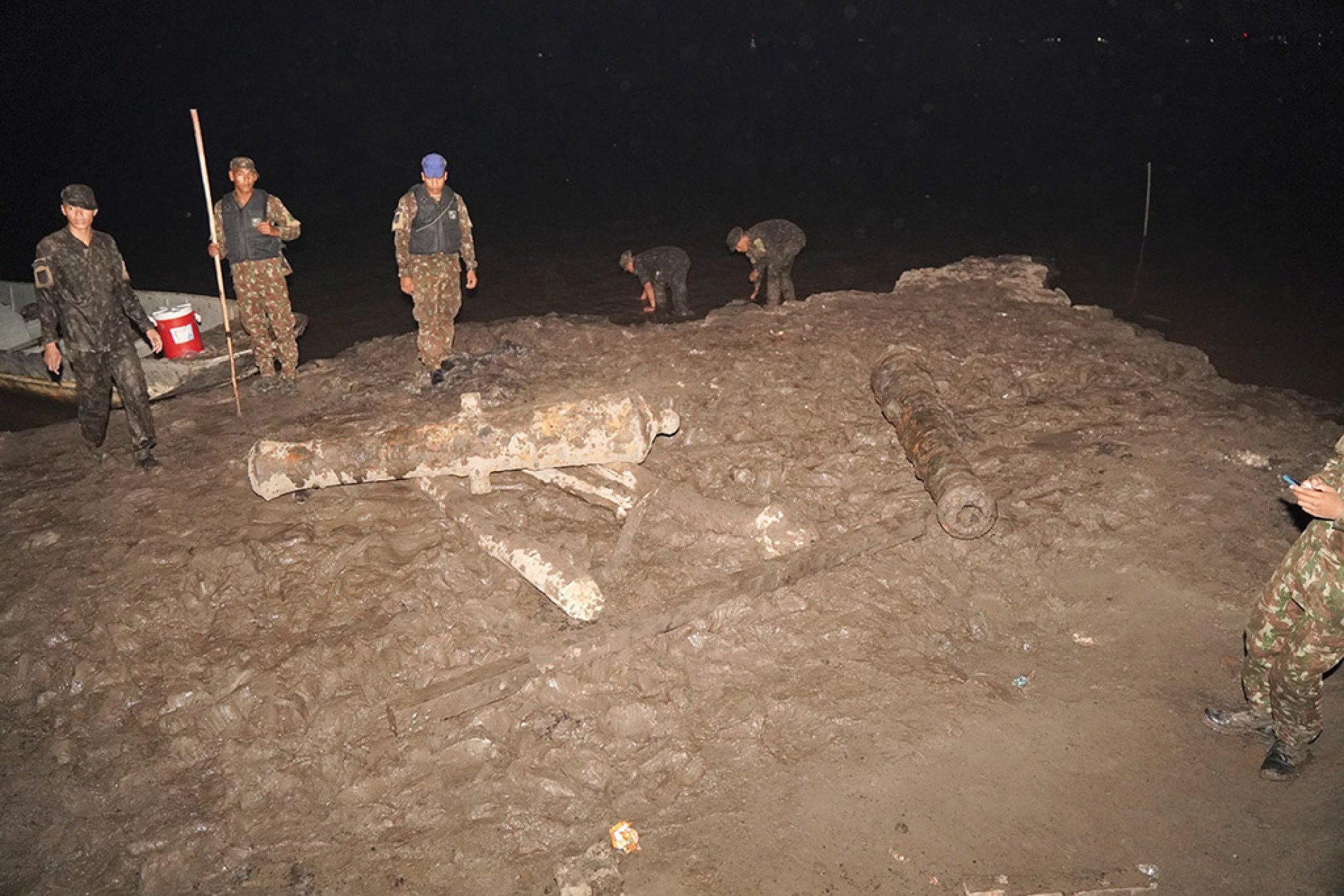 Artefatos foram encontrados durante a noite
