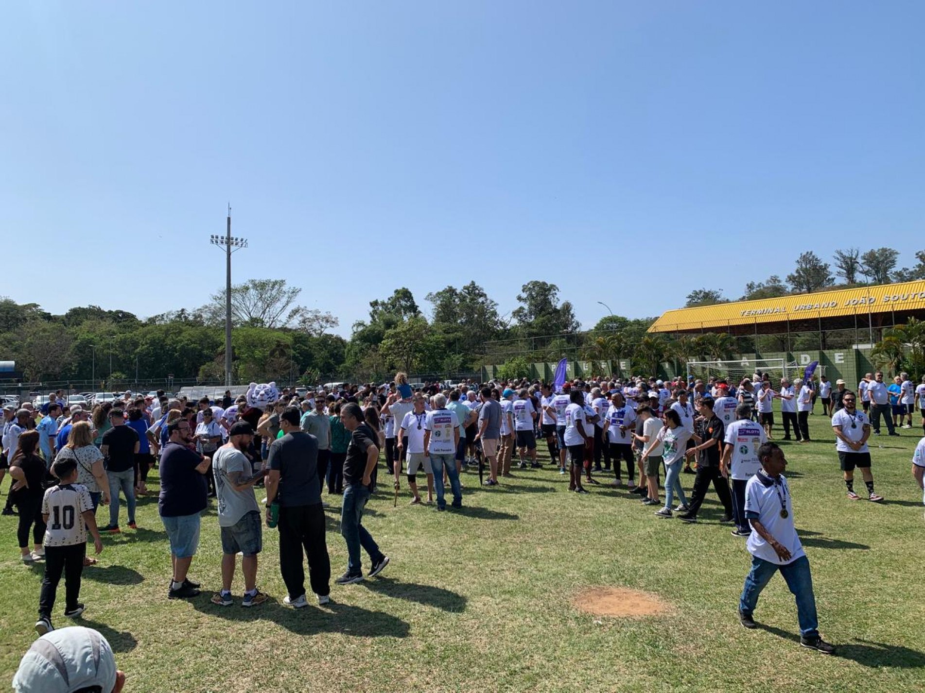 O gramado do estádio foi tomado por ex-jogadores e seus familiares