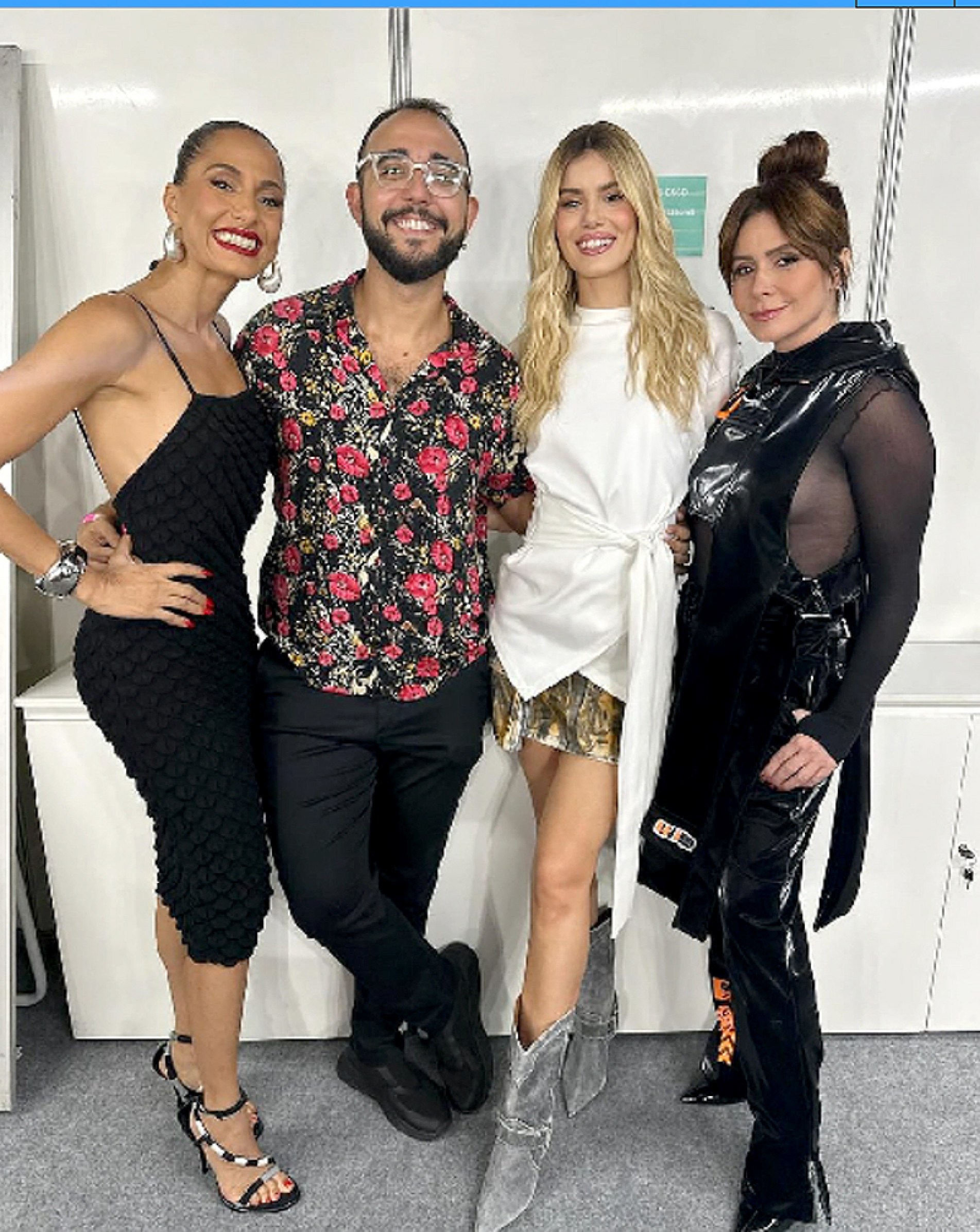 Raphael Montes, autor, e suas musas, Camila Pitanga, Camila Queiroz e Giovanna Antonelli 