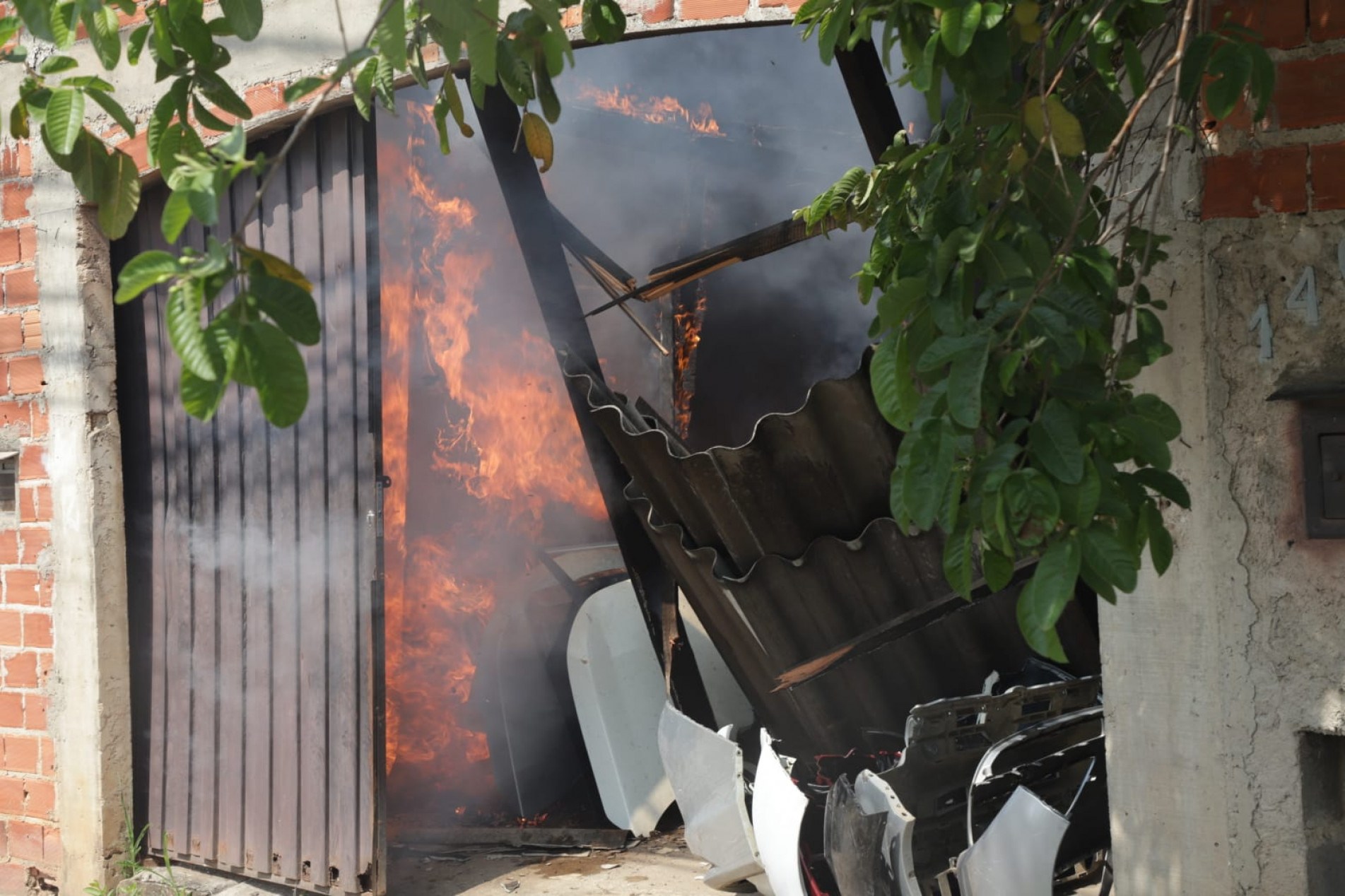 O fogo atingiu boa parte dos objetos que estavam na área  