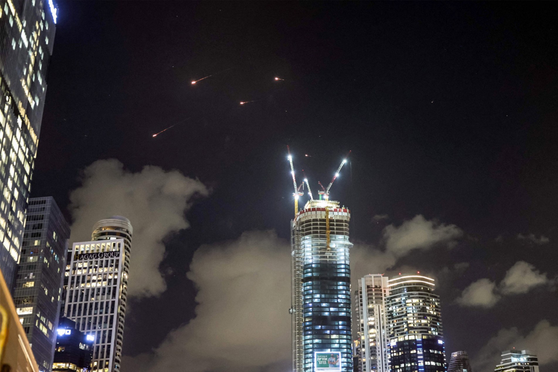 Rastros dos mísseis cruzaram o céu de Tel Aviv e população se protegeu em abrigos