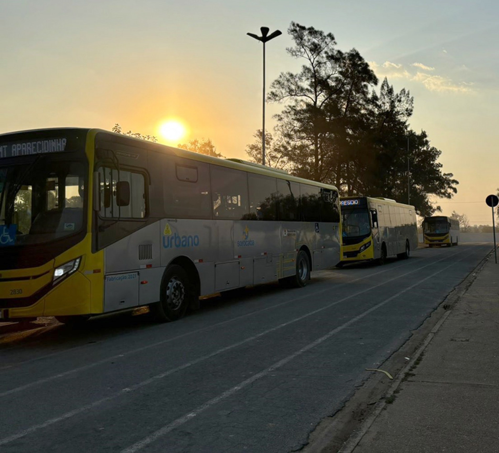 Coletivos param durante muito tempo, aguardando horário de saída da área de transferência do bairro
