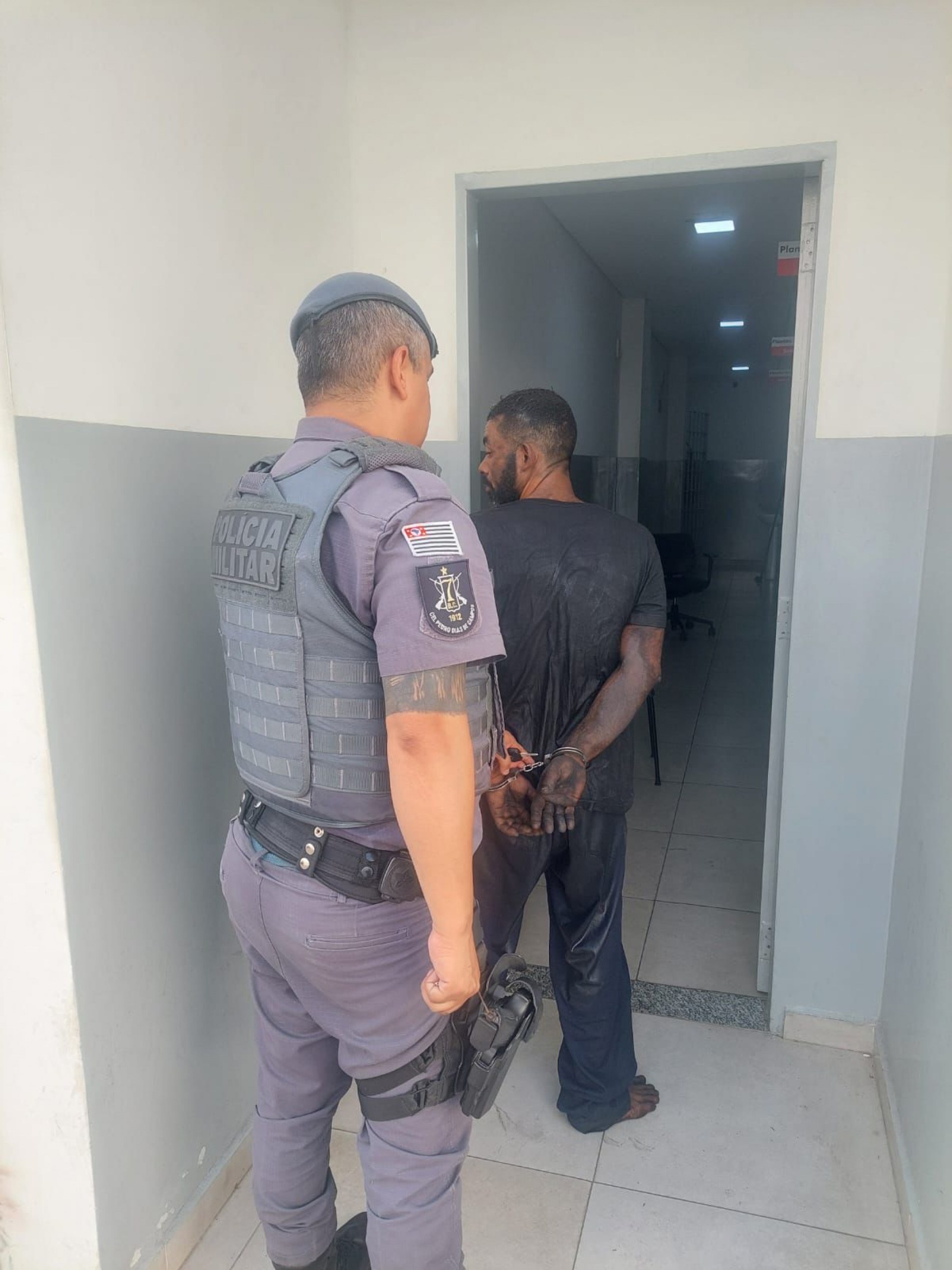 O suspeito ainda tentou fugir mas foi localizado