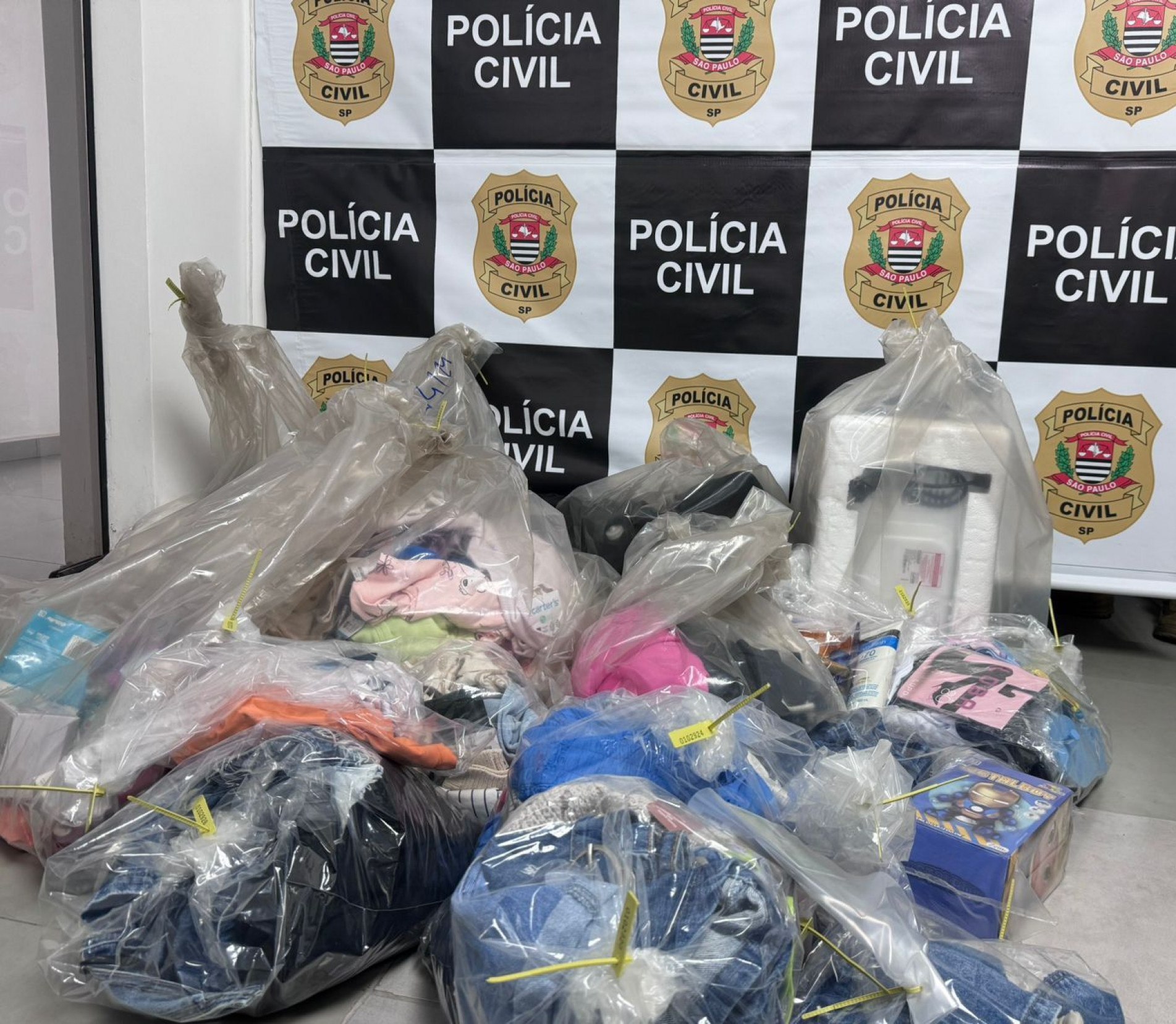 Foram apreendidas cerca de 200 peças de roupas, produtos de beleza, um brinquedo e um microondas