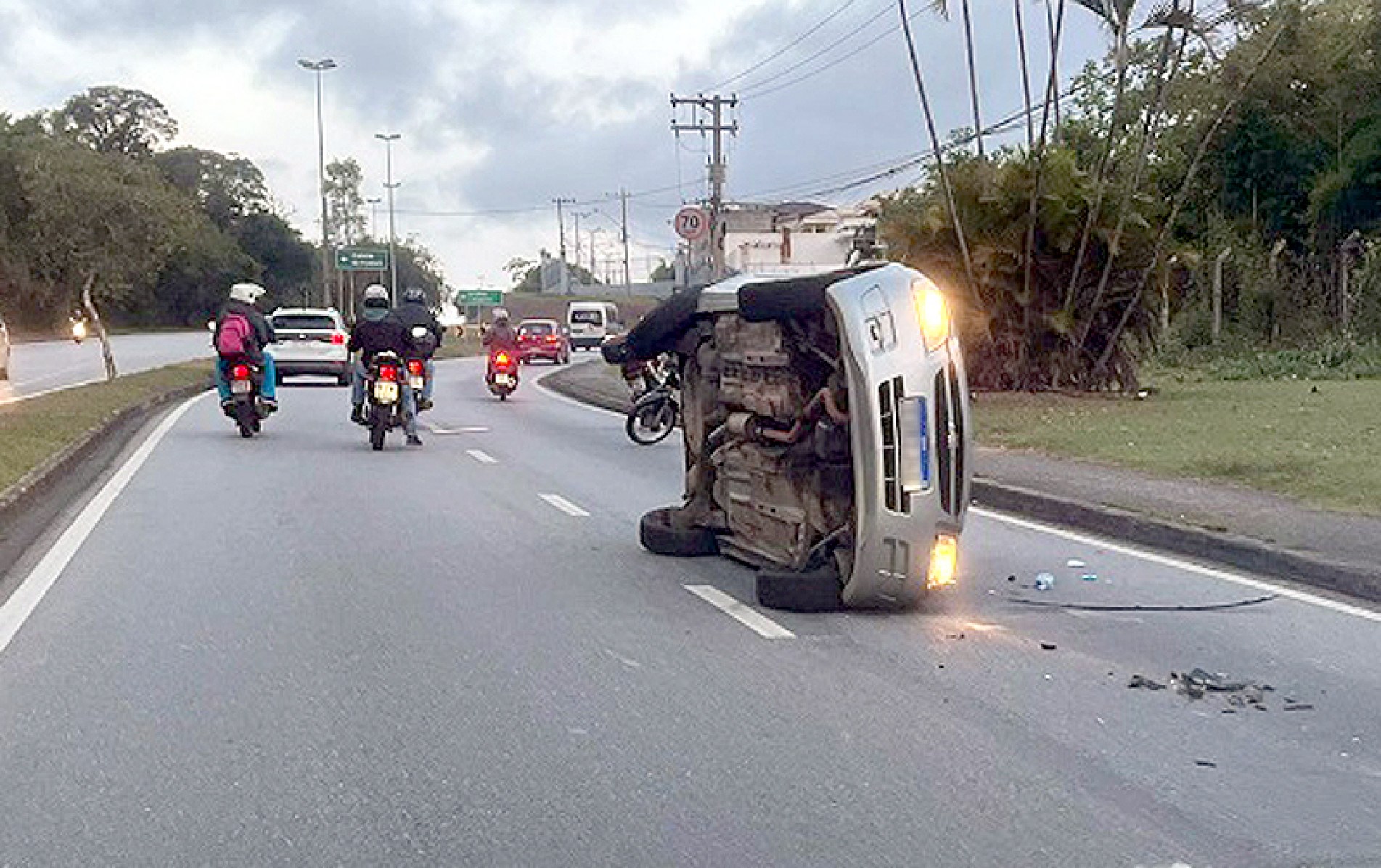 Devido ao impacto, um veículo chegou a tombar