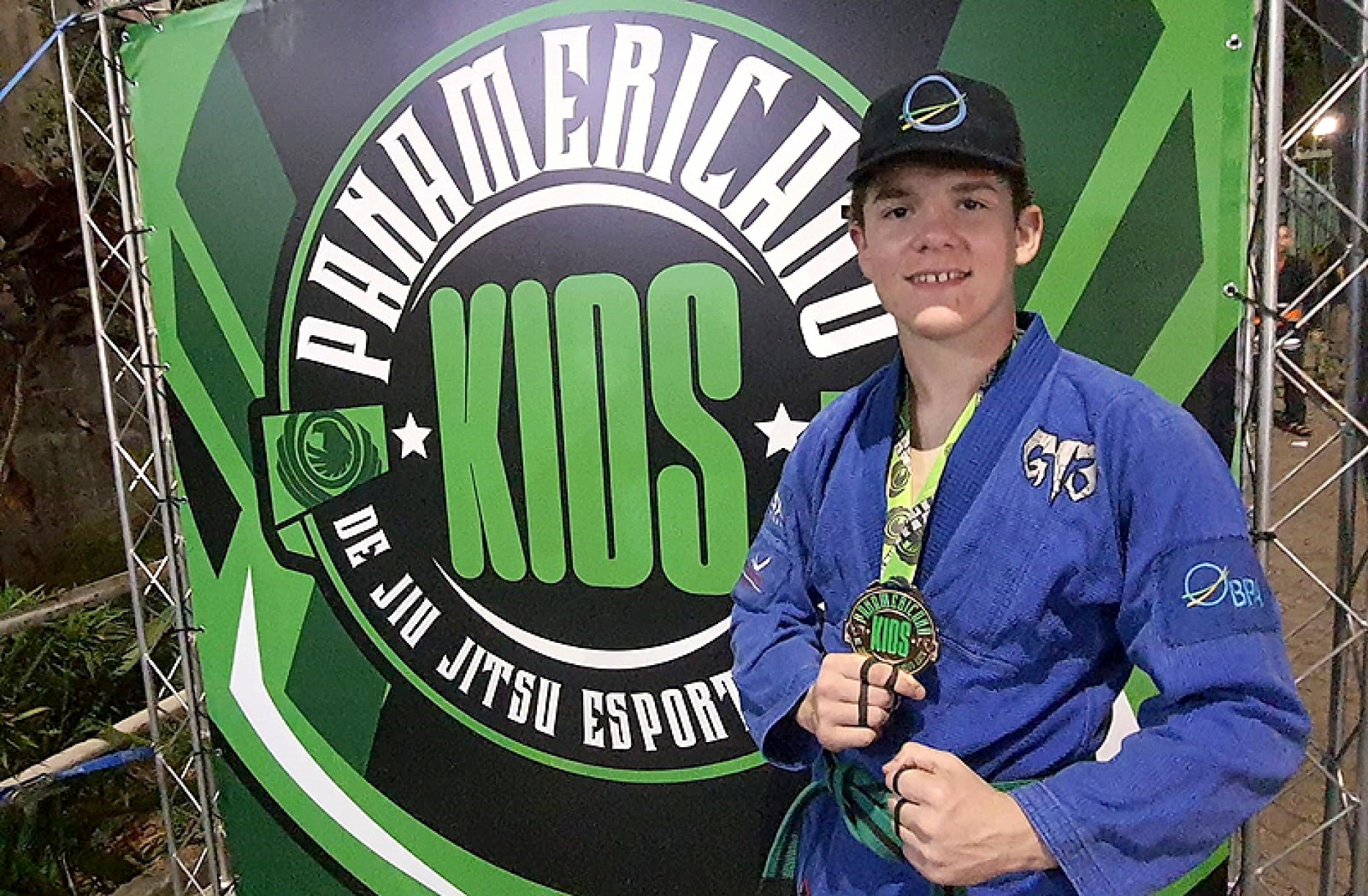 Lorenzo lutou na faixa verde infanto-juvenil
