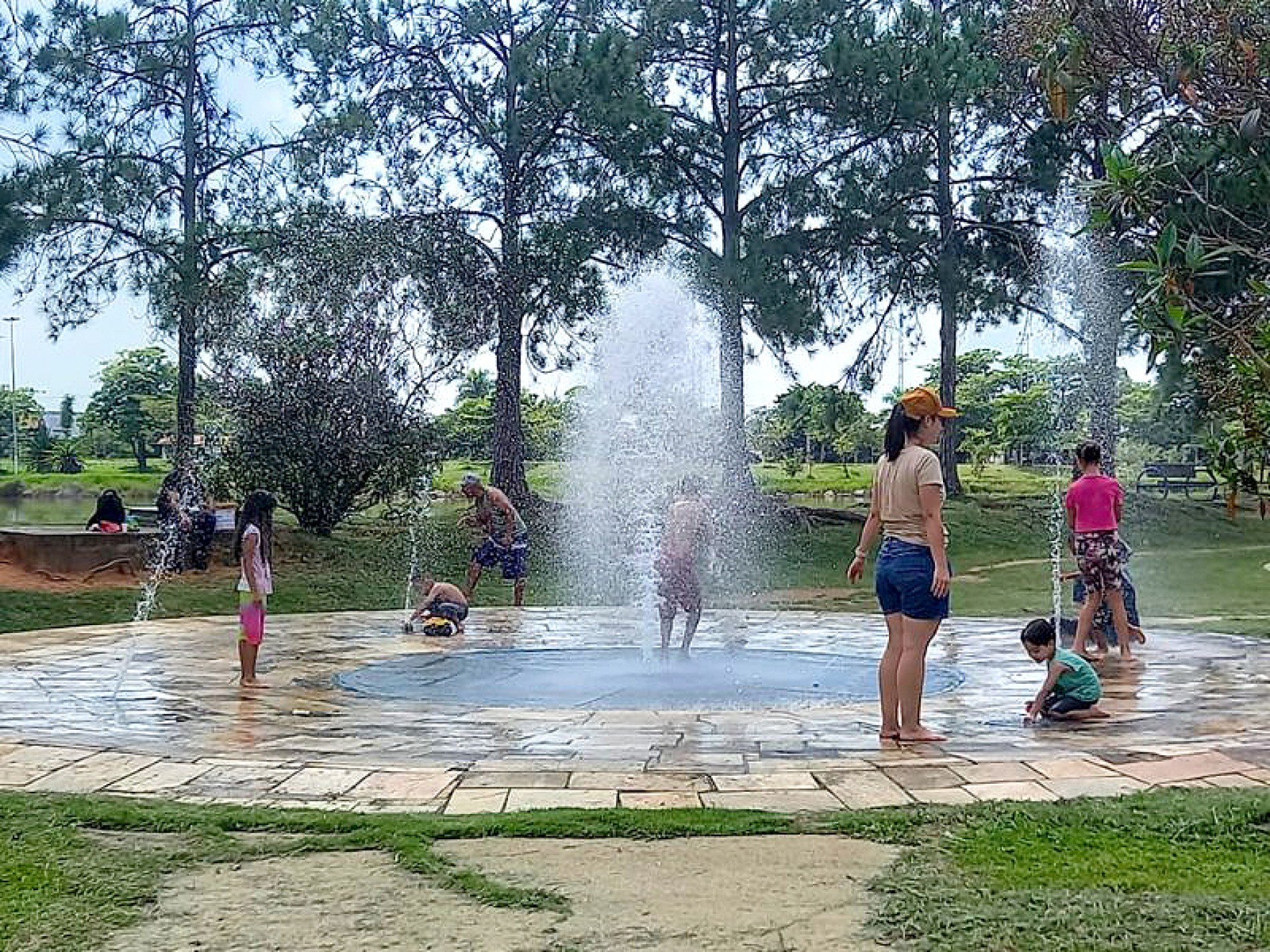 Nos dias de calor, a orientação é usar boné, evitar exposição ao sol e cuidar da hidratação 