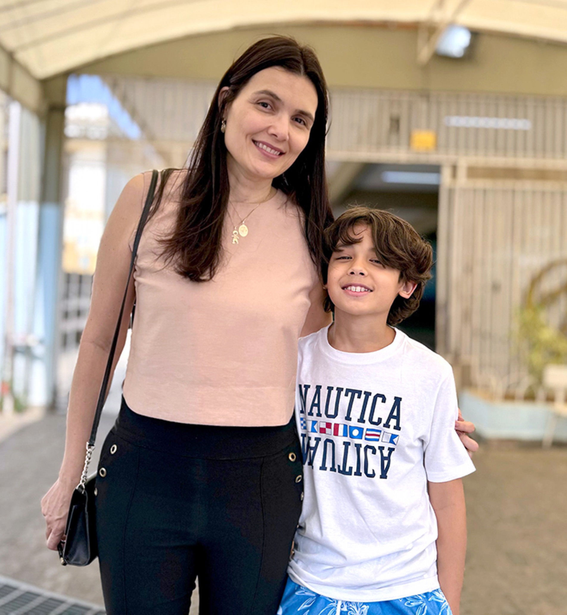 Enzo, de 10 anos, acompanha a mamãe Luciana pela segunda vez em dia de eleição
