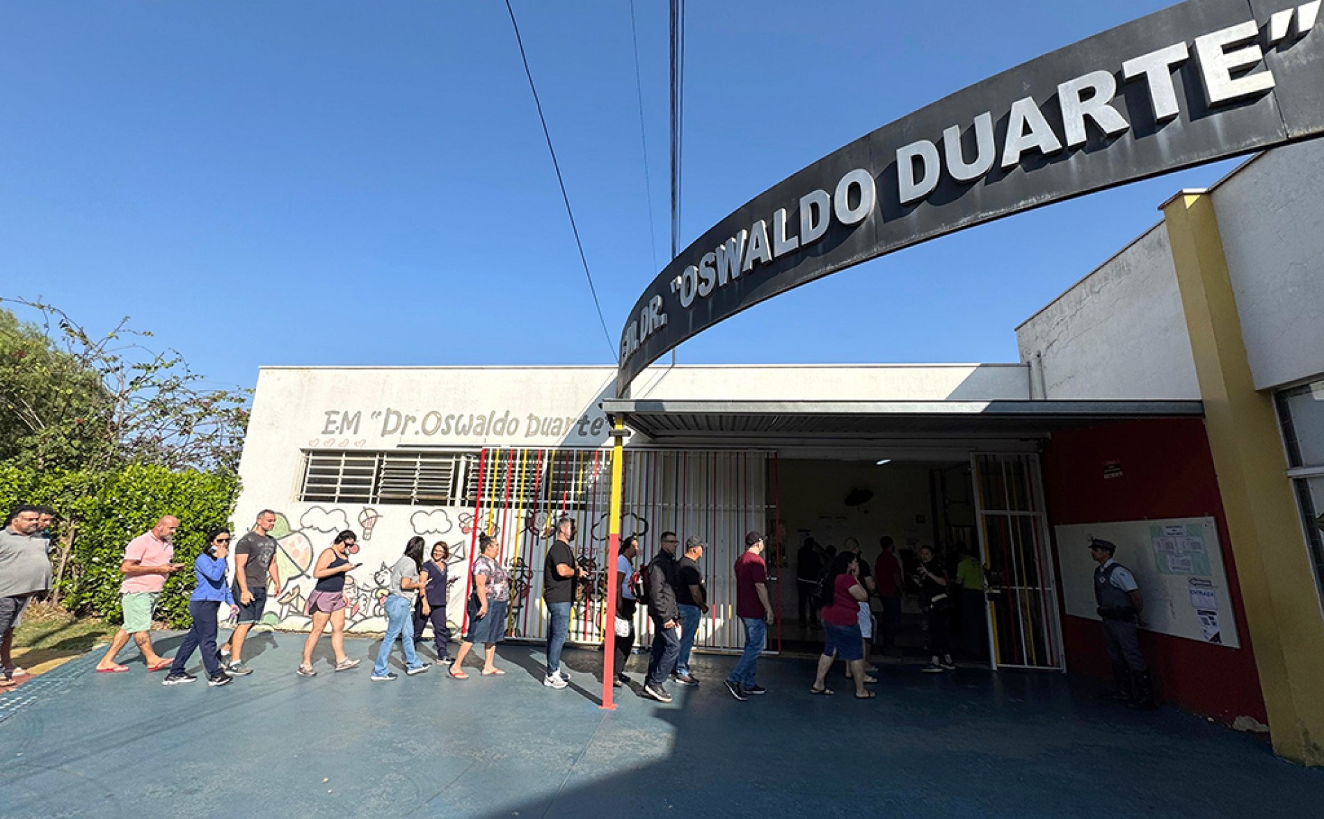 Por volta das 6h, dezenas de eleitores já estavam em frente à Escola Dr. Oswaldo Duarte, no Wanel Ville, o maior colégio eleitoral de Sorocaba
