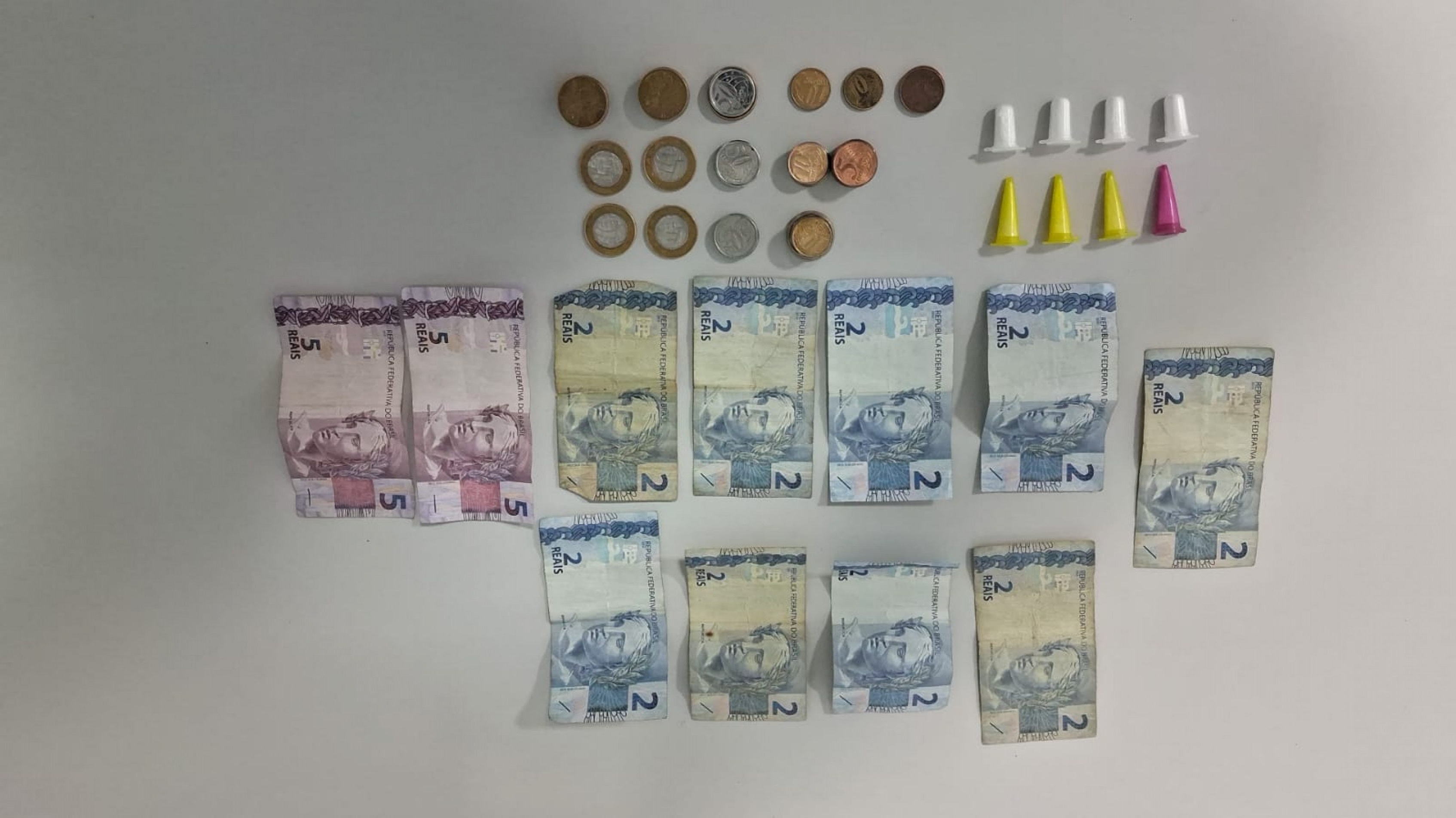 O dinheiro e os entorpecentes foram apreendidos