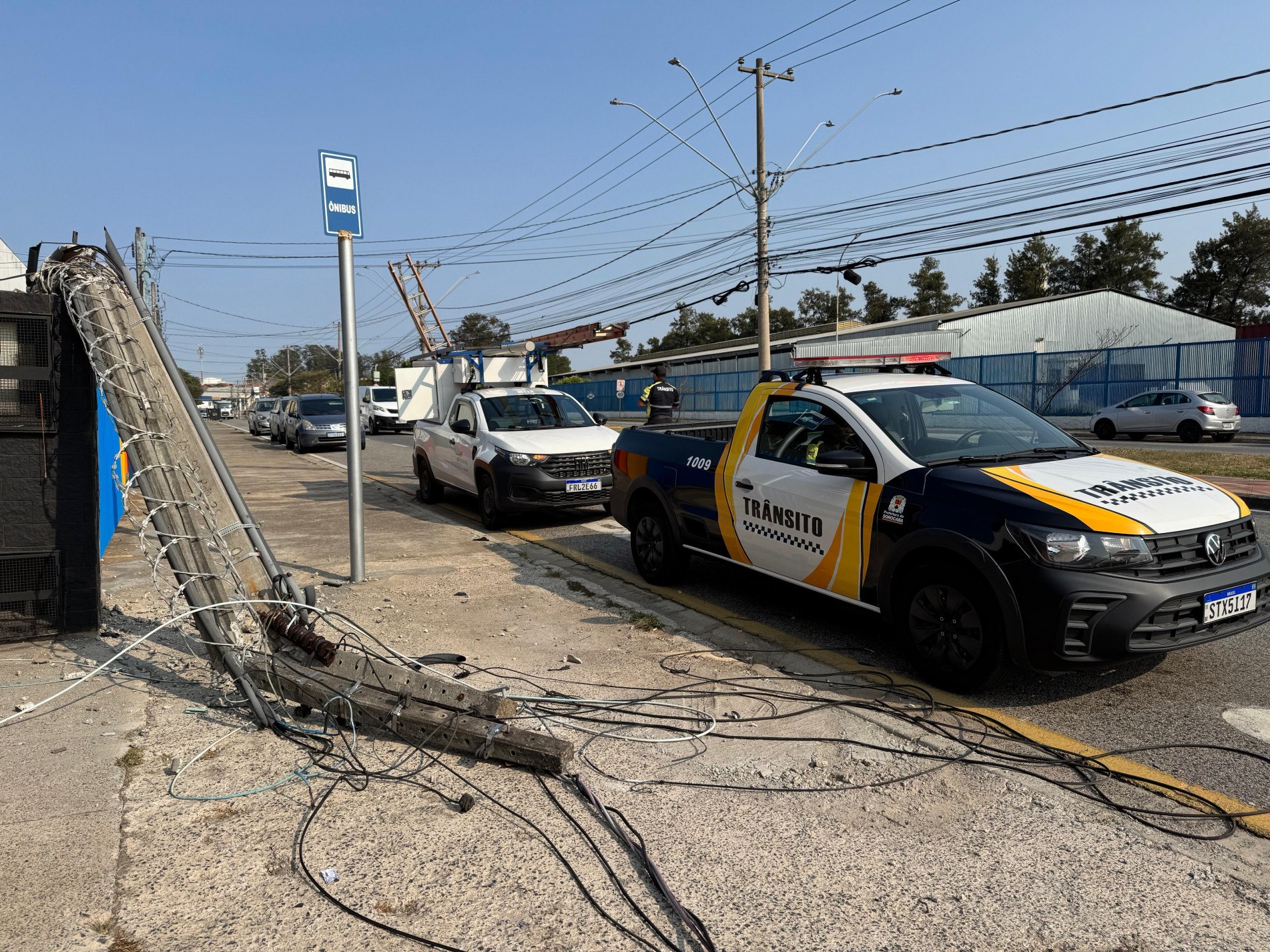 Um veículo foi atingido na queda do poste