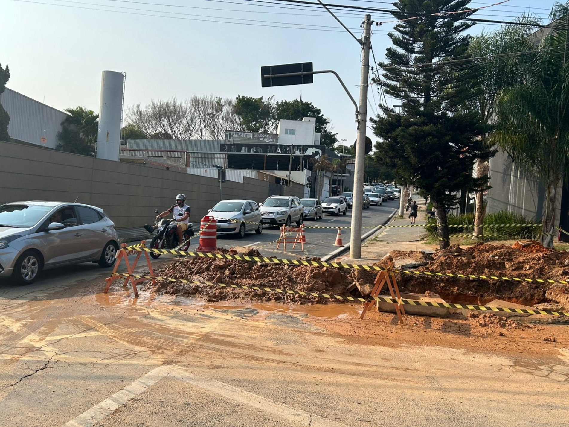 O trânsito está lento no local
