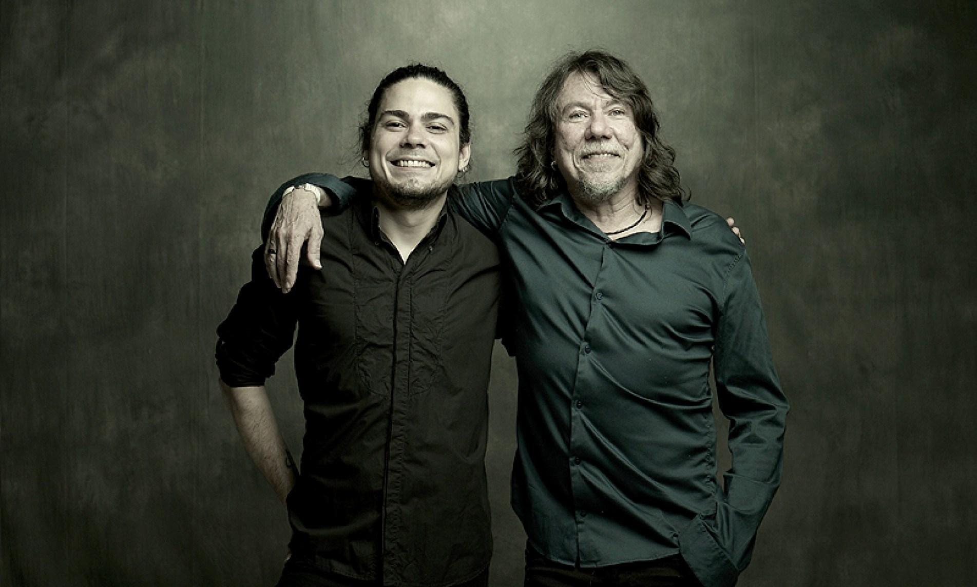 Lenine sobe ao palco acompanhado pelo filho, Bruno Giorgi
