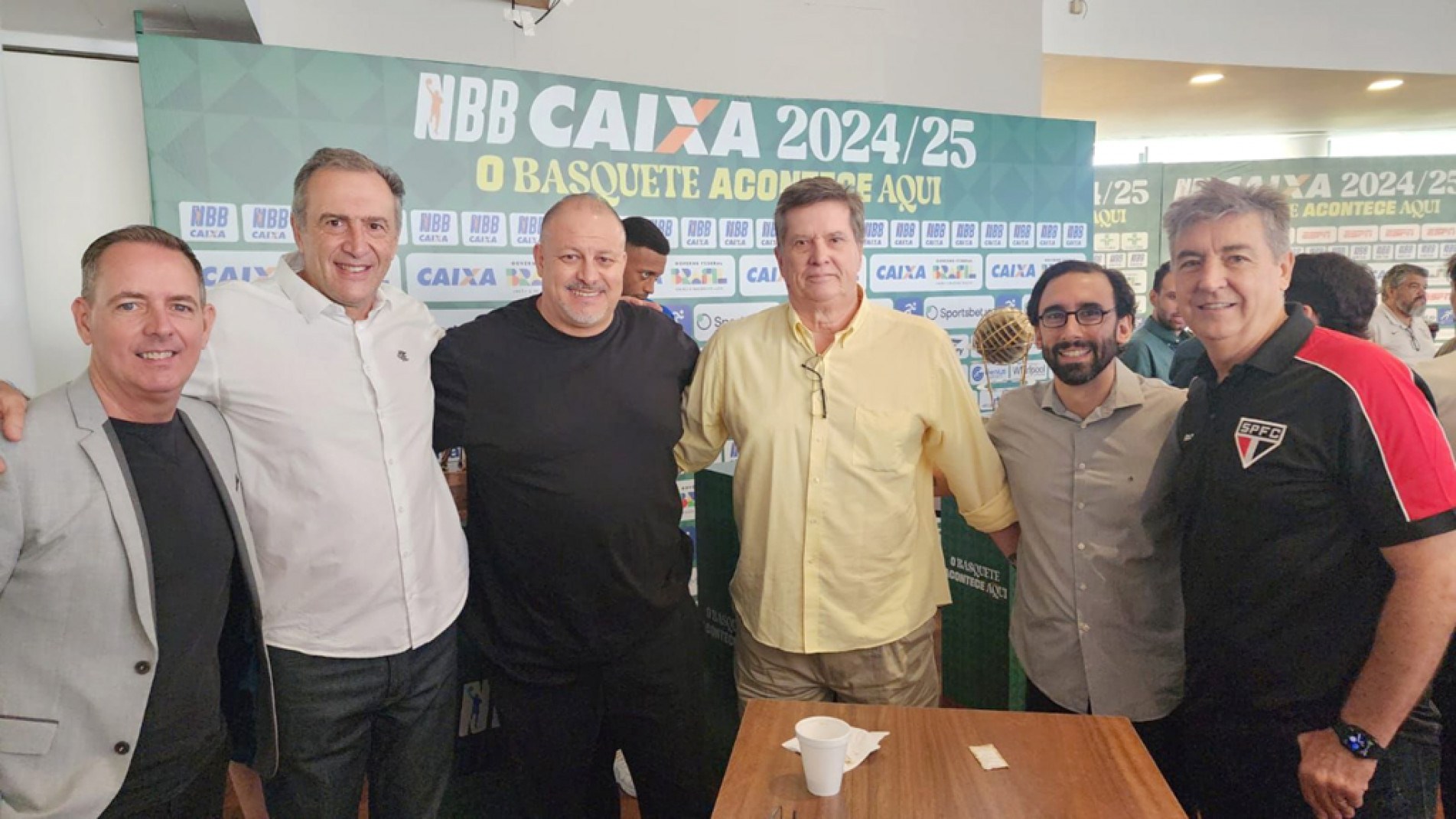 Rinaldo (3º, de preto) planeja volta do time sorocabano 
