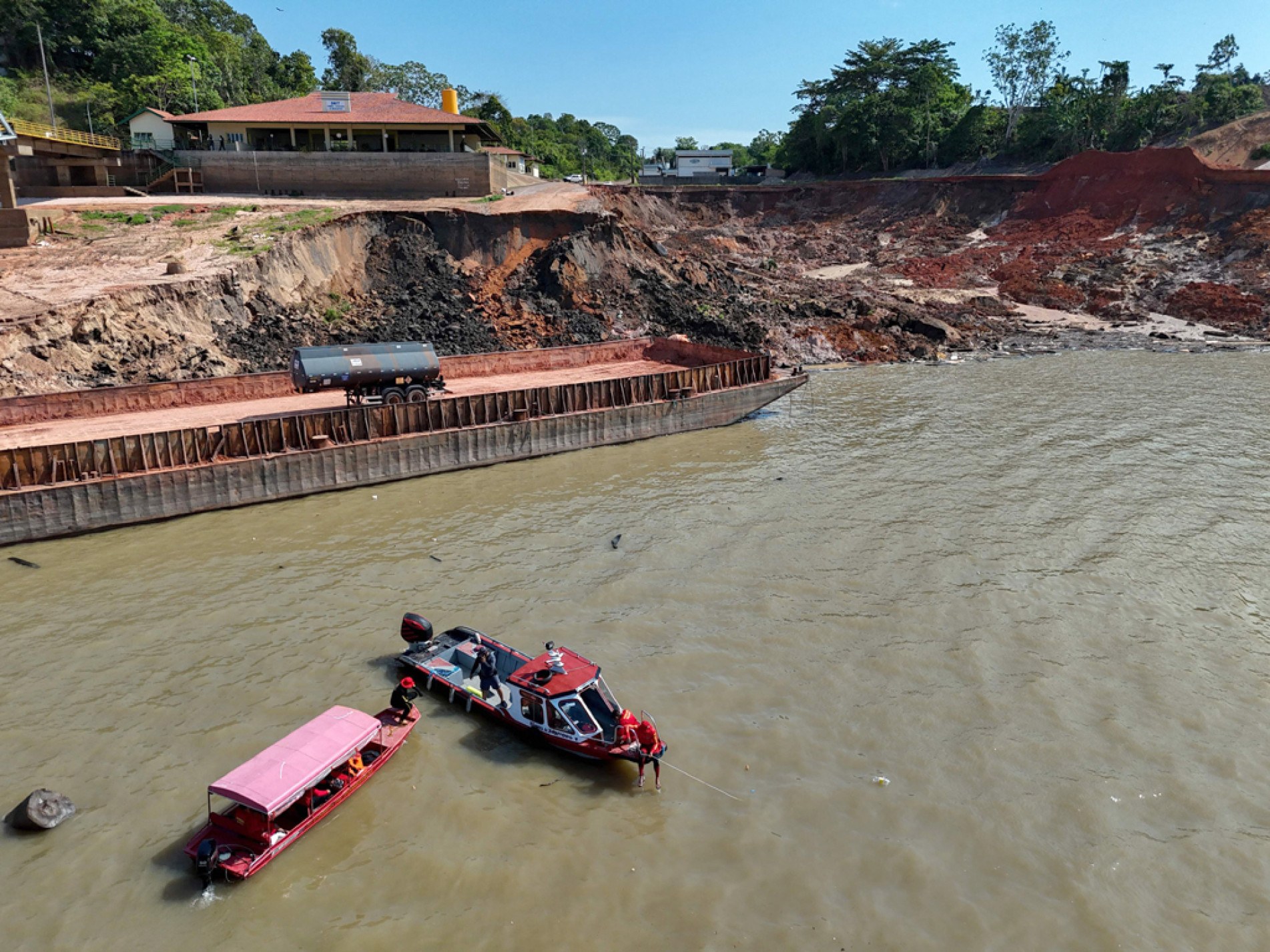 Sete pessoas ficaram feridas e equipes de resgate buscam menina de 6 anos
