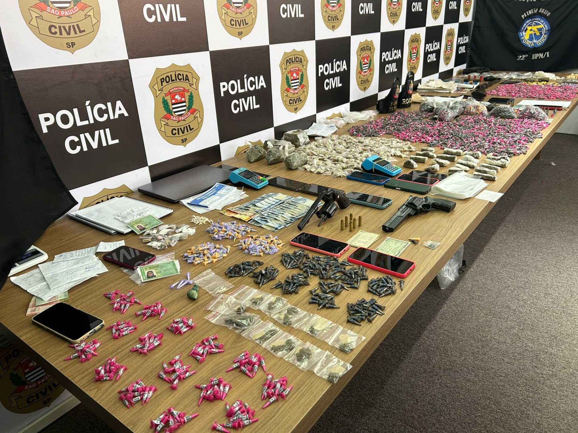 Os homens detidos foram autuados por organização criminosa, tráfico de drogas e posse ilegal de arma