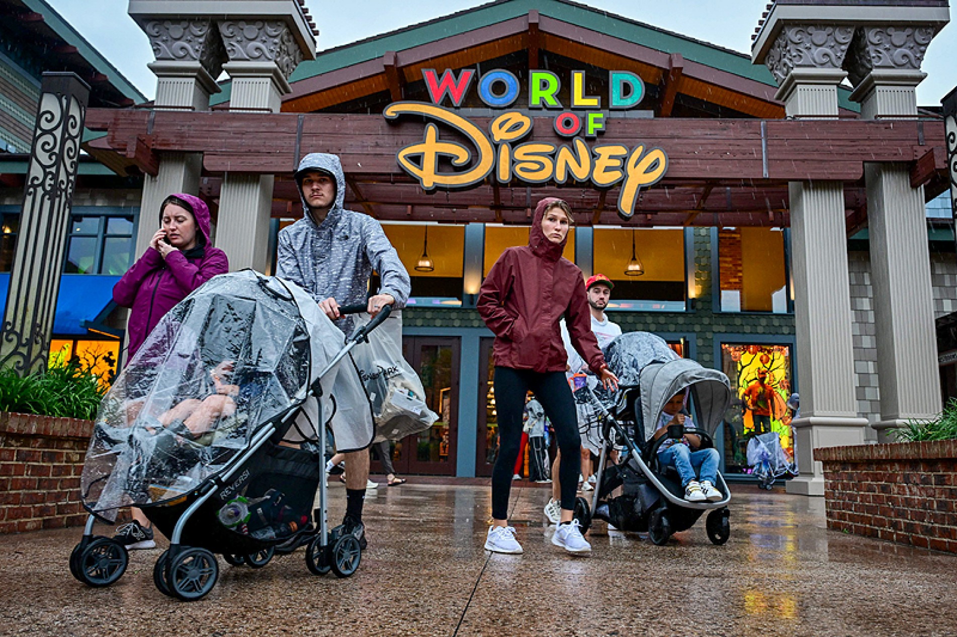 Parques de diversão da Disney, em Orlando, tiveram de ser fechados preventivamente