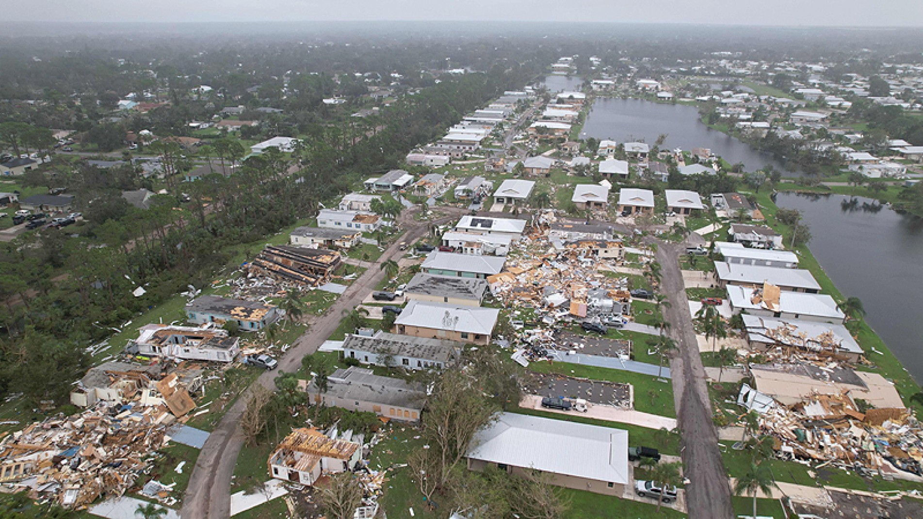Ventos deixaram um cenário de destruição em Fort Pierce