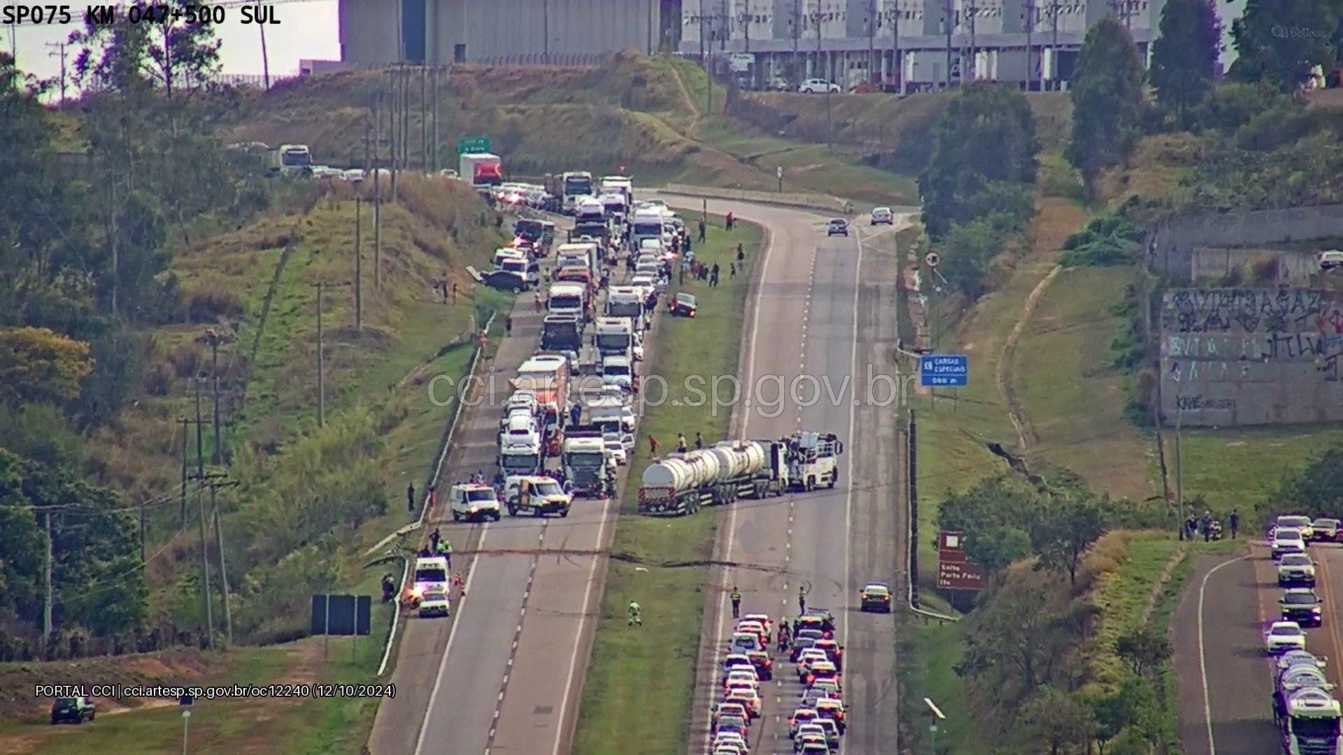 Os dois sentidos precisaram ser bloqueados por pouco mais de uma hora 