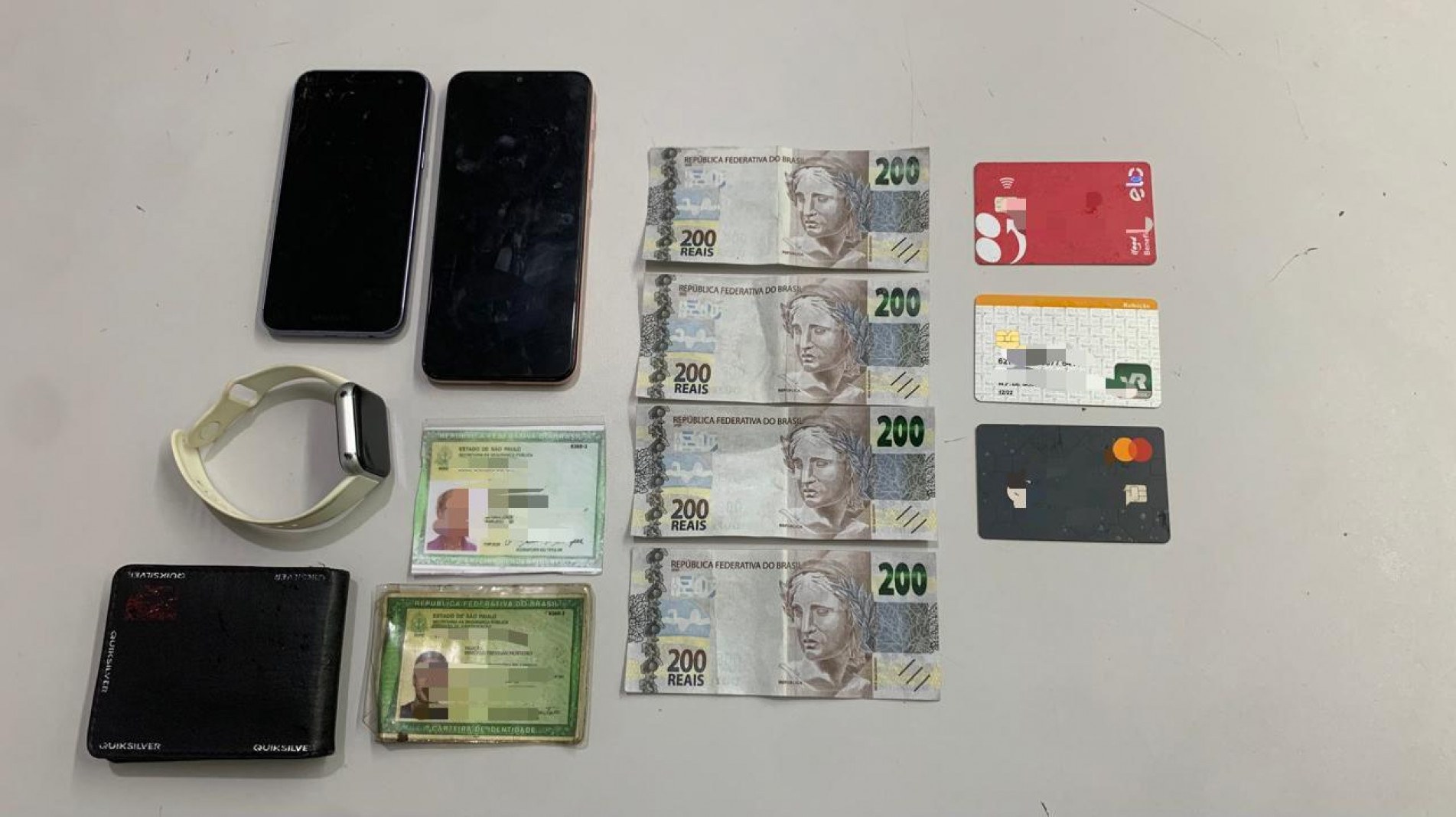 Além do dinheiro, a PM apreendeu celulares e cartões