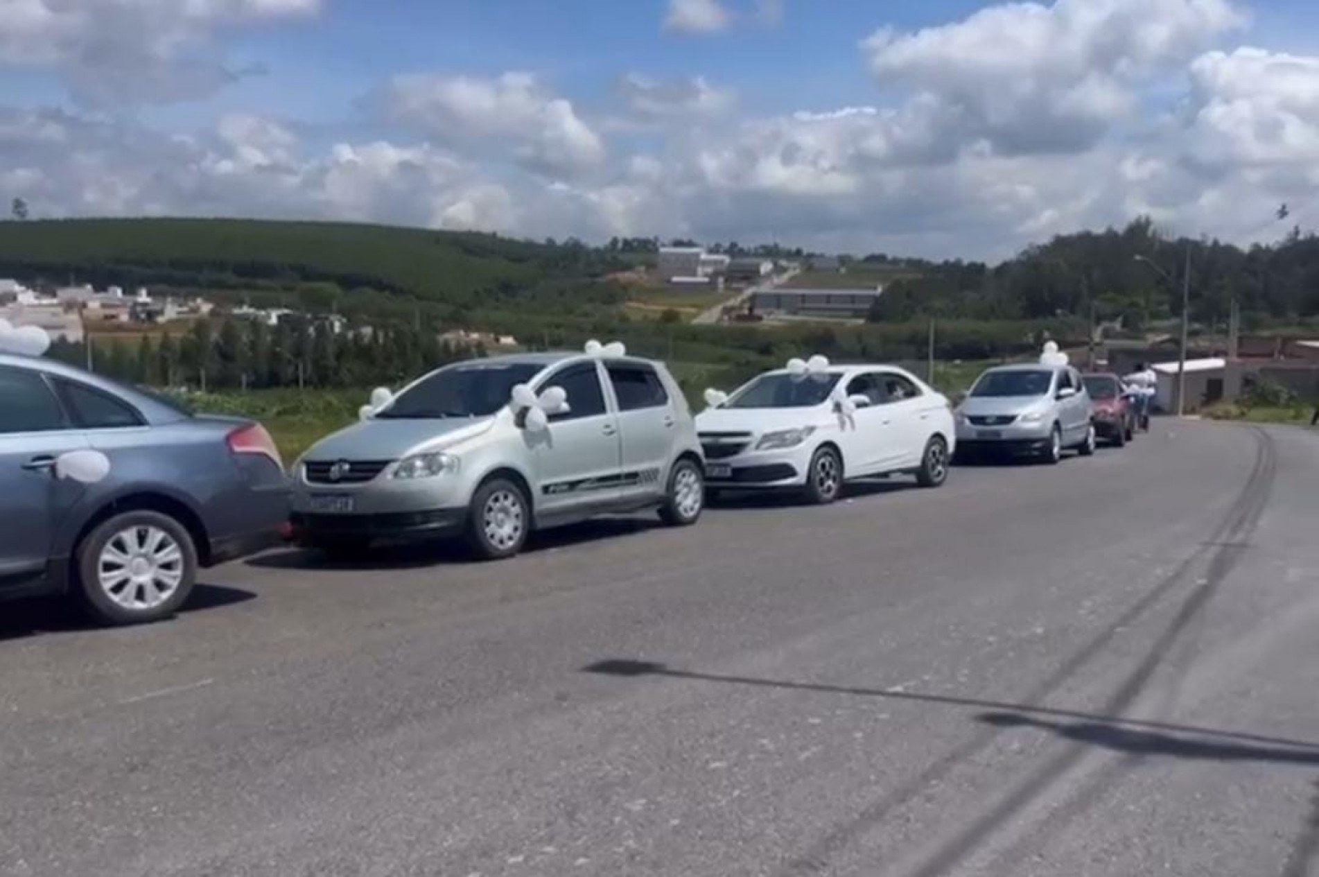 Motoristas prenderam bexigas brancas nos veículos