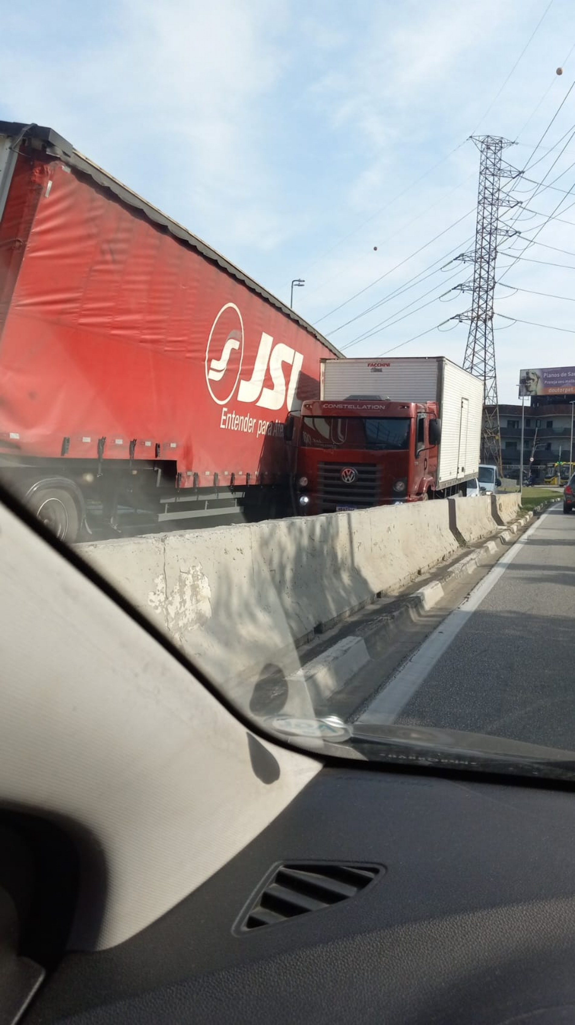 A altura máxima permitida é de 4,3m e o baú do caminhão tinha 4,7m 