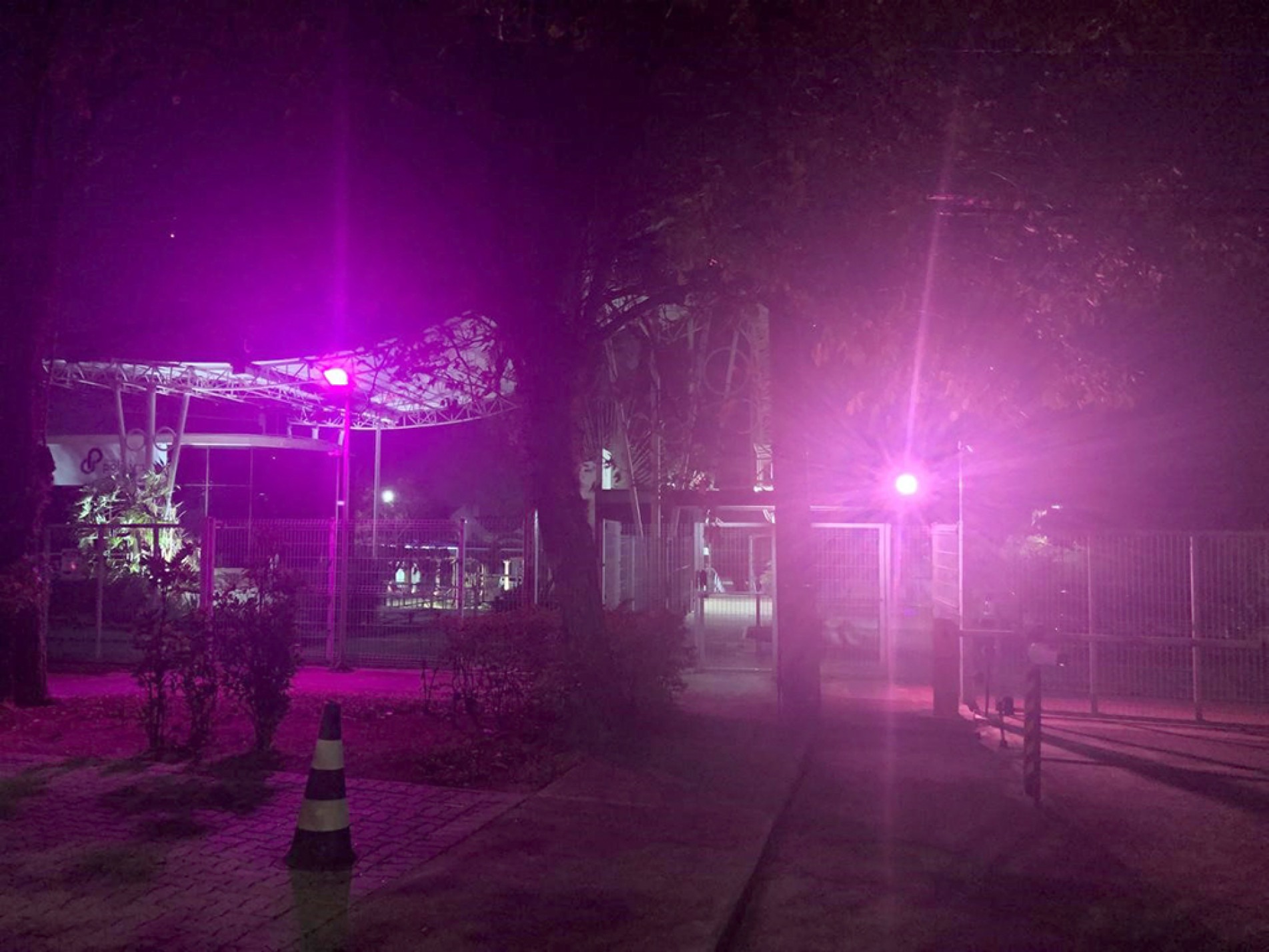 A Vila dos Velhinhos e o Cruzeiro do Sul instalaram decoração especial para lembrar da importância da prevenção ao câncer de mama
