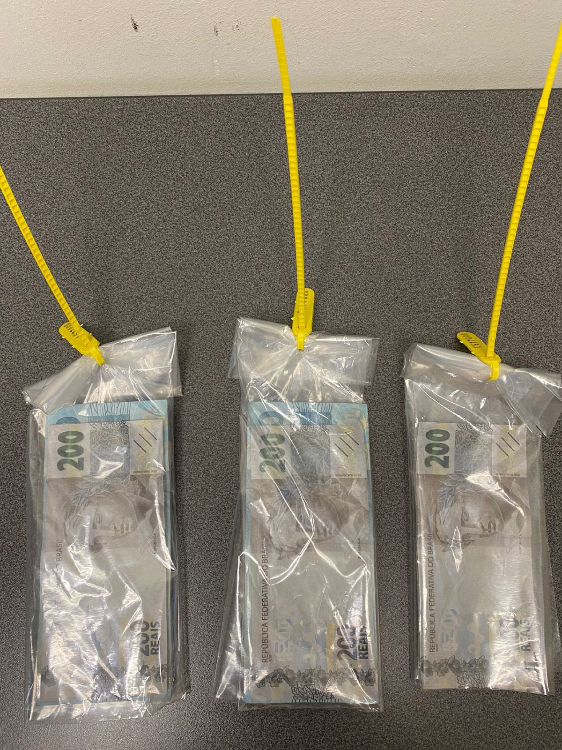 Ao menos cinco cédulas de R$200 foram adulteradas pelos suspeitos