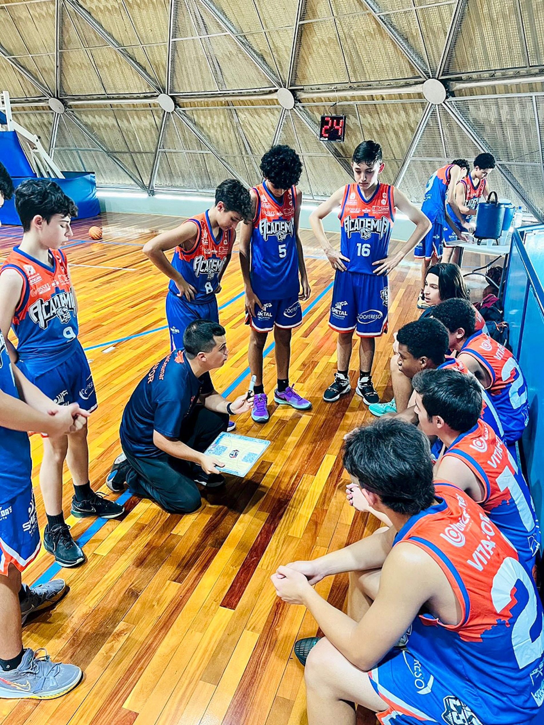Atletas recebem orientação durante partida disputada nesta quarta-feira
