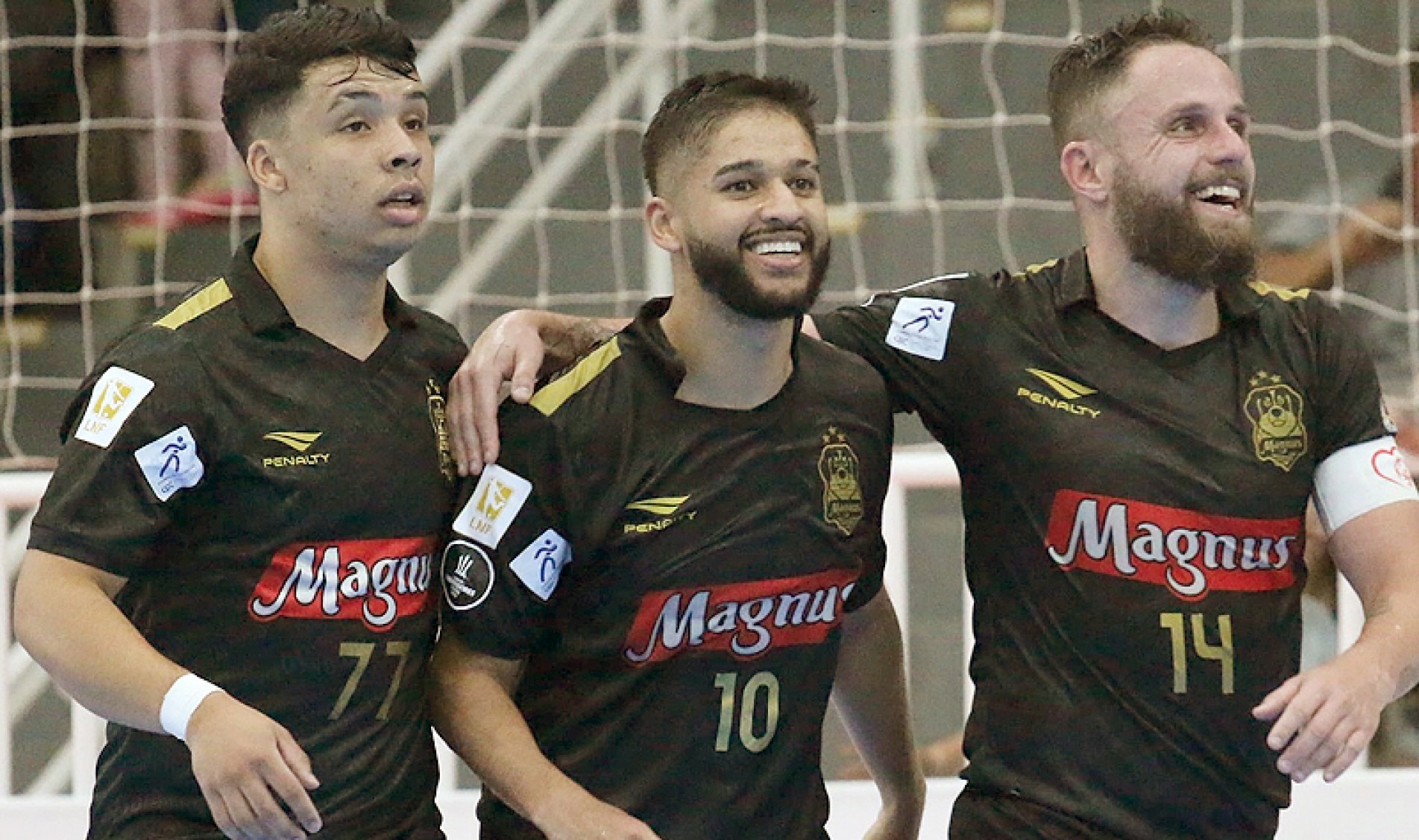 Jogadores do time sorocabano comemoram um dos 
gols da vitória por 7 a 3 sobre o São Lourenço