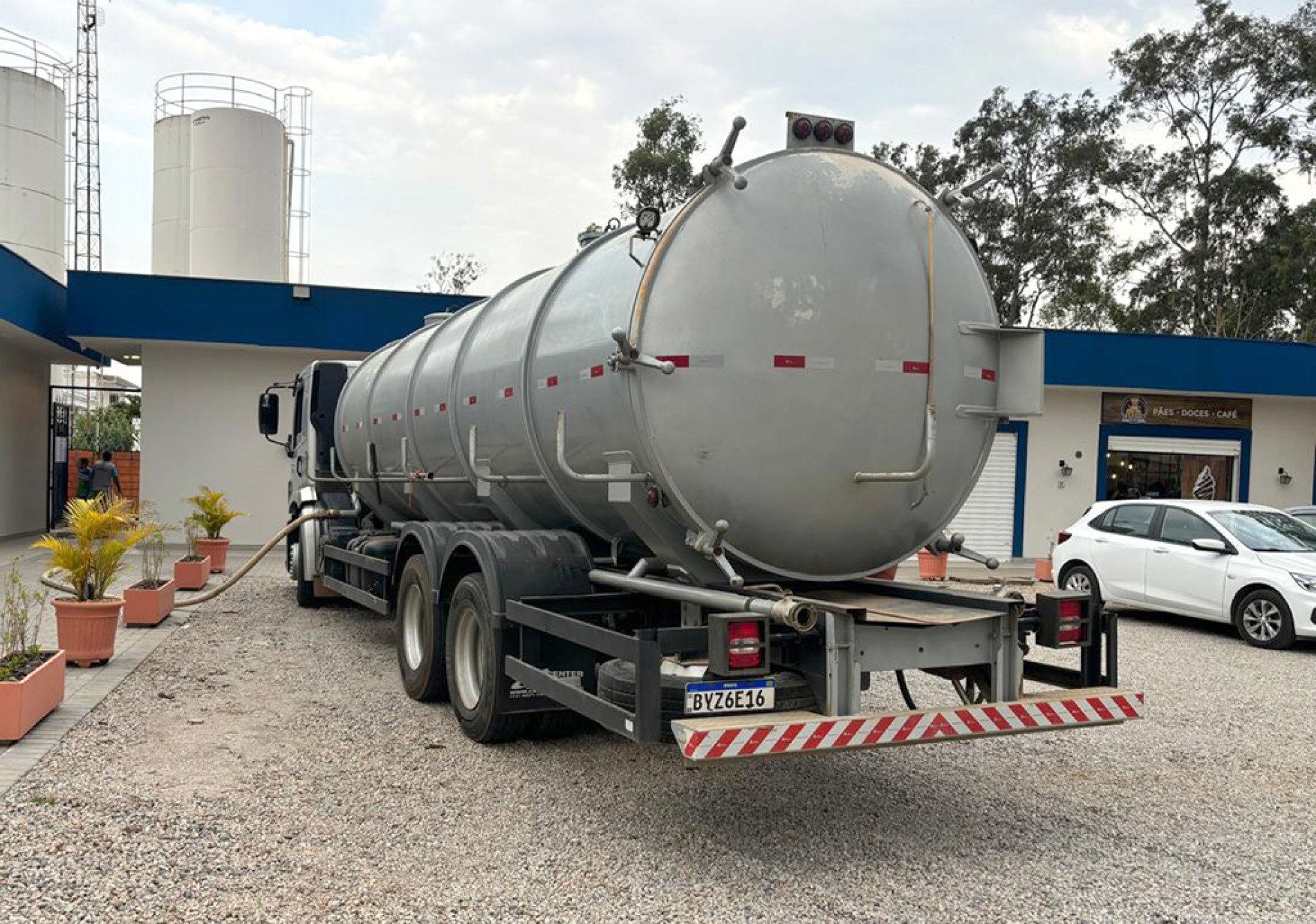 Residência é abastecida por caminhão-pipa
