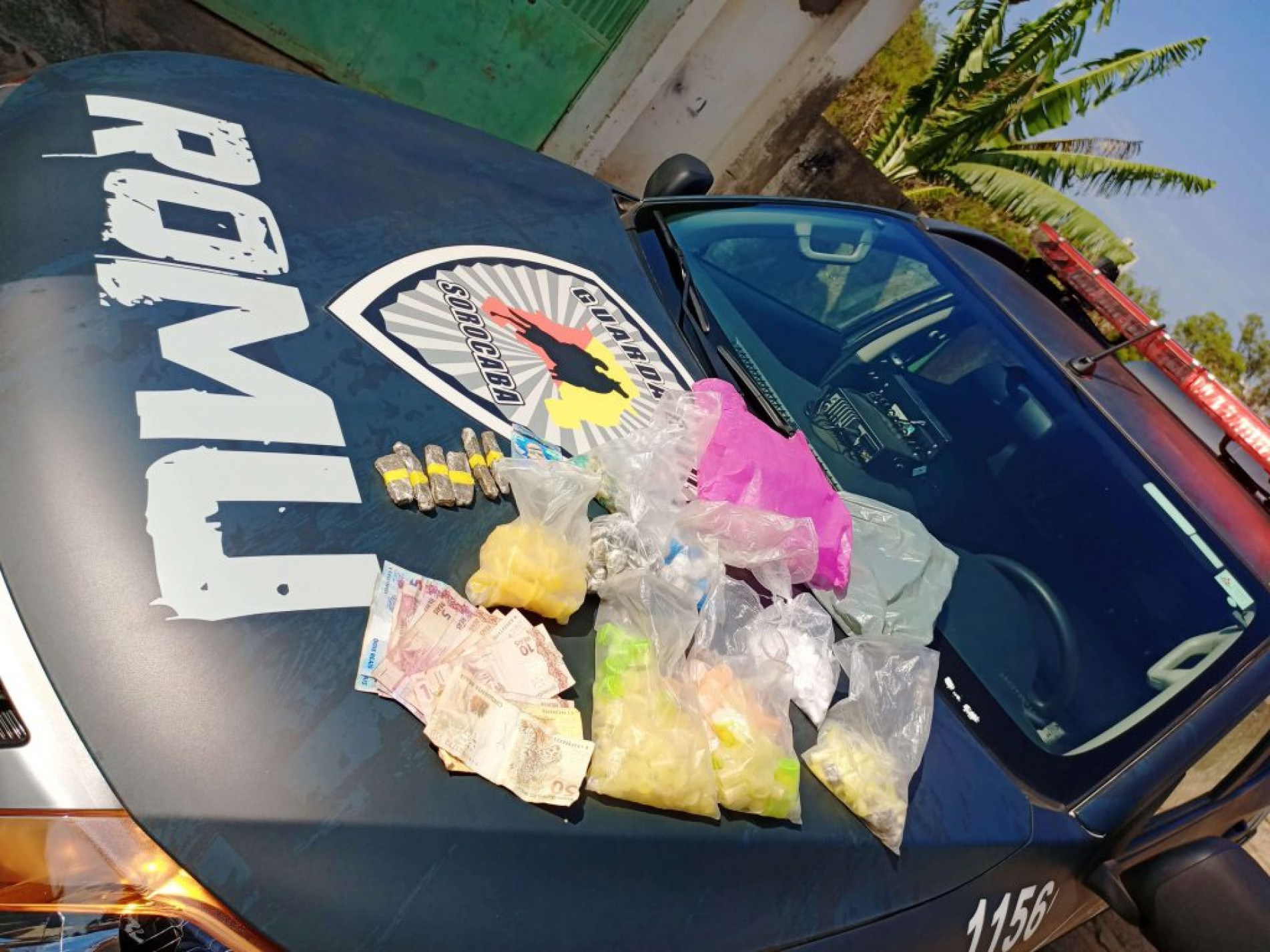 Além dos entorpecentes, também foi recolhido R$ 164