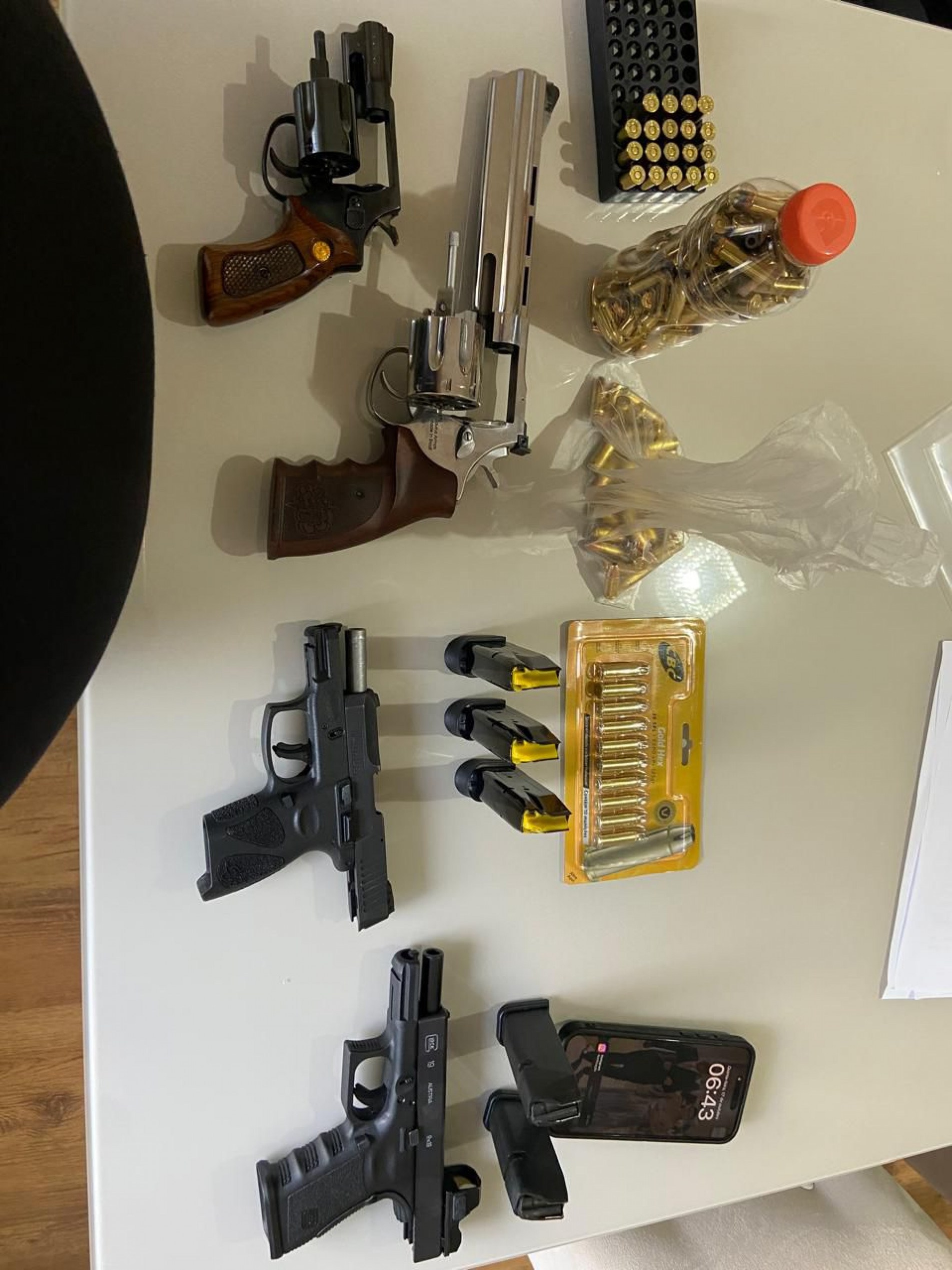As armas, dinheiro e joias foram apreendidas