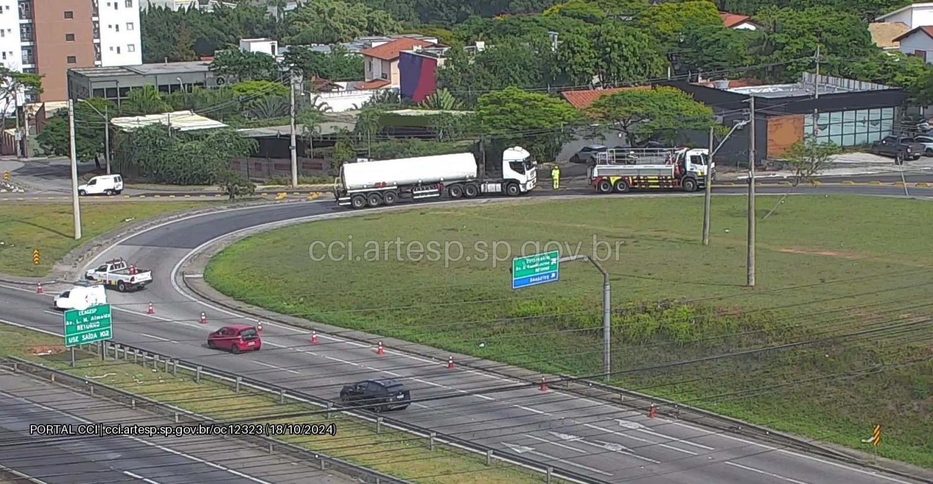 A carreta removida da alça de acesso