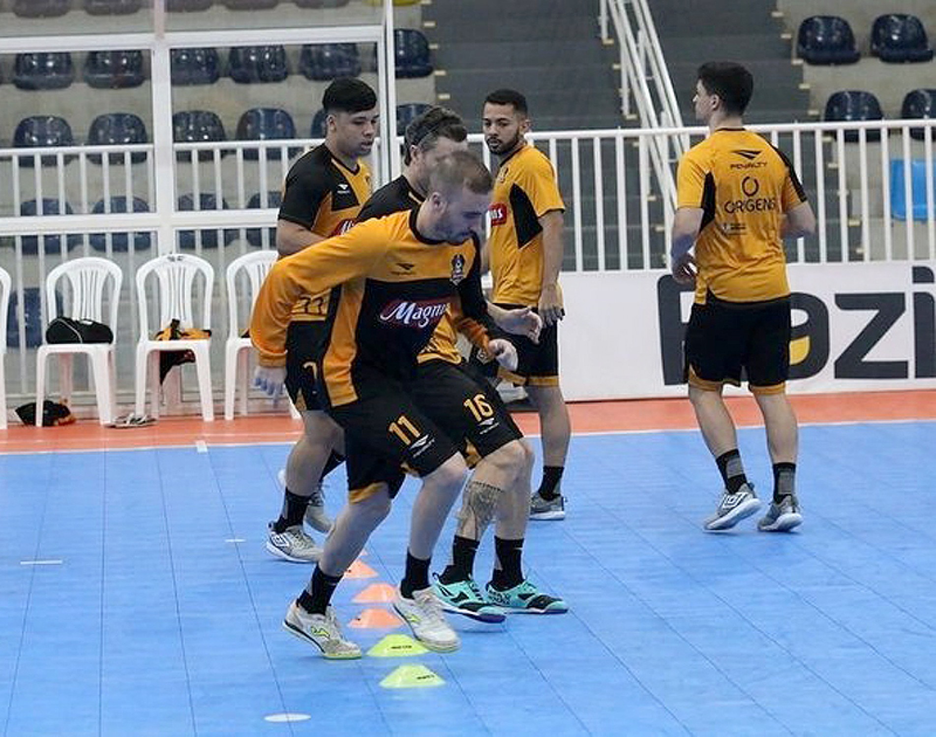 Dieguinho (número 11) é o pivô de toda a confusão: fora da LNF