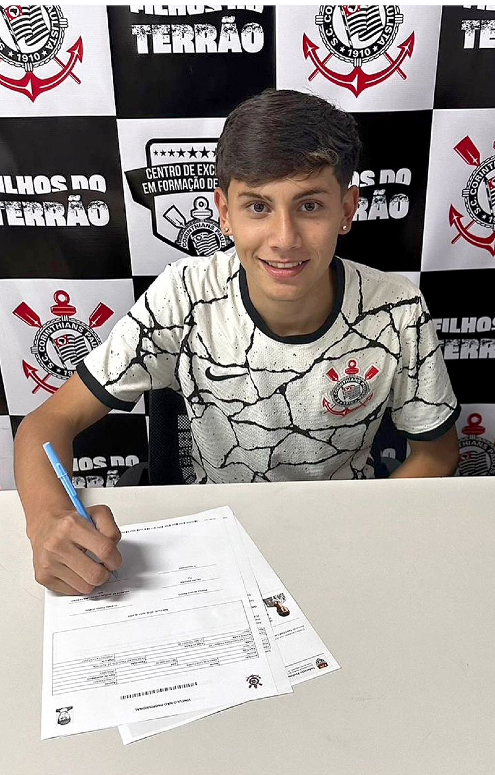 Vinícius Lima assina com o Corinthians: 
categoria de base reativada este ano