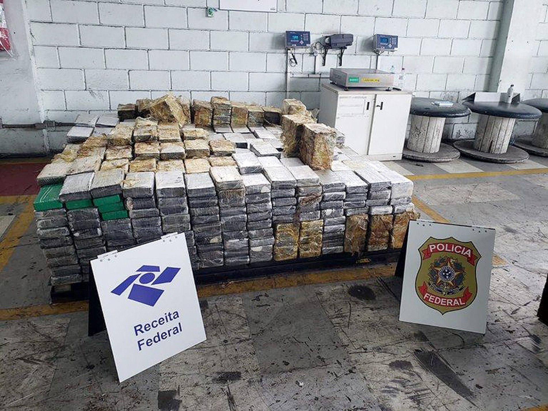 Droga estava em carga de sucata e iria para a Espanha
