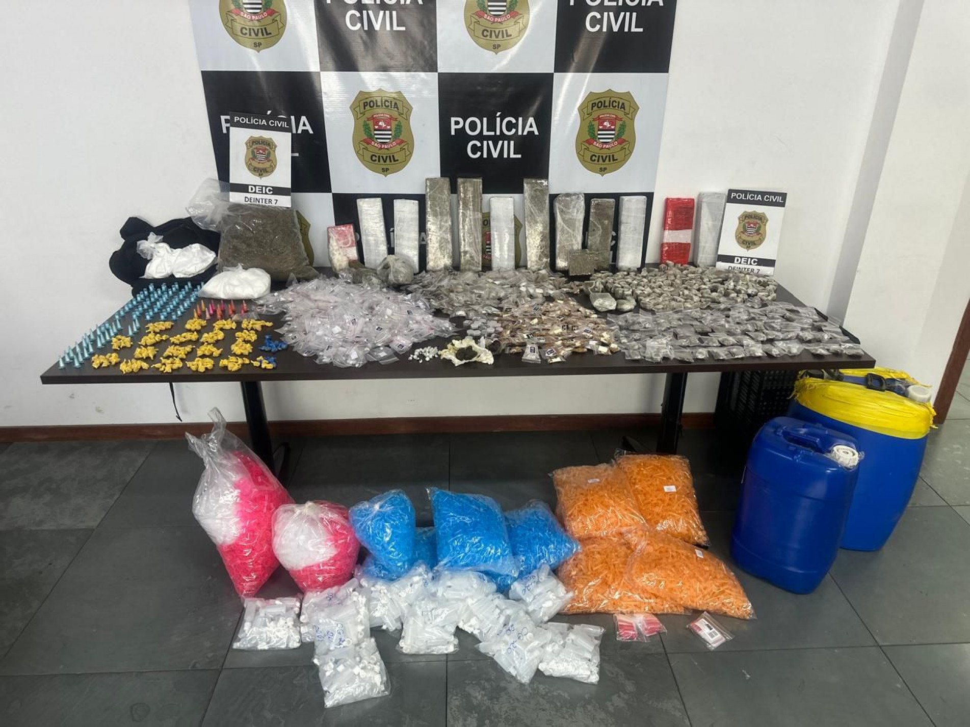 Foram encontrados dois galões contendo lança-perfume e diversos invólucros vazios, utilizados para o embalo das substâncias