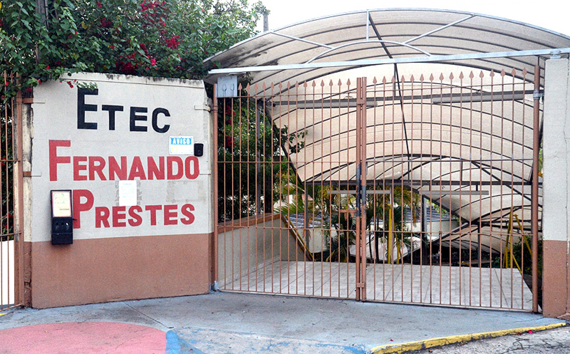 Etec ficou fechada devido à falta de serviço de limpeza 