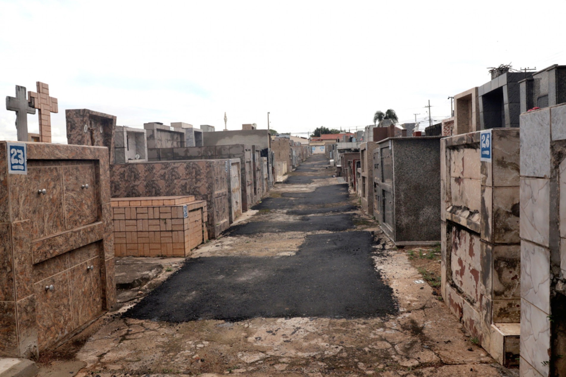 No Cemitério da Consolação, calçamento tomado pelos buracos é recapeado