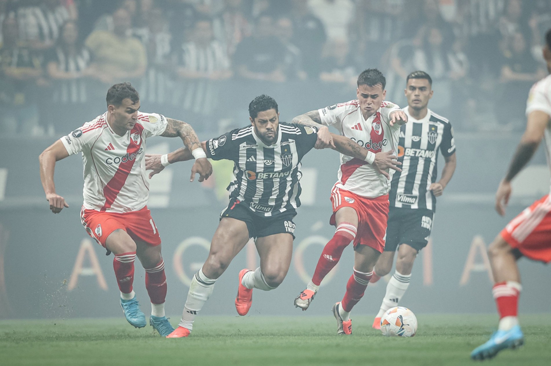 Galo de Hulk faz 3 a 0 no time argentino e encaminha classificação
